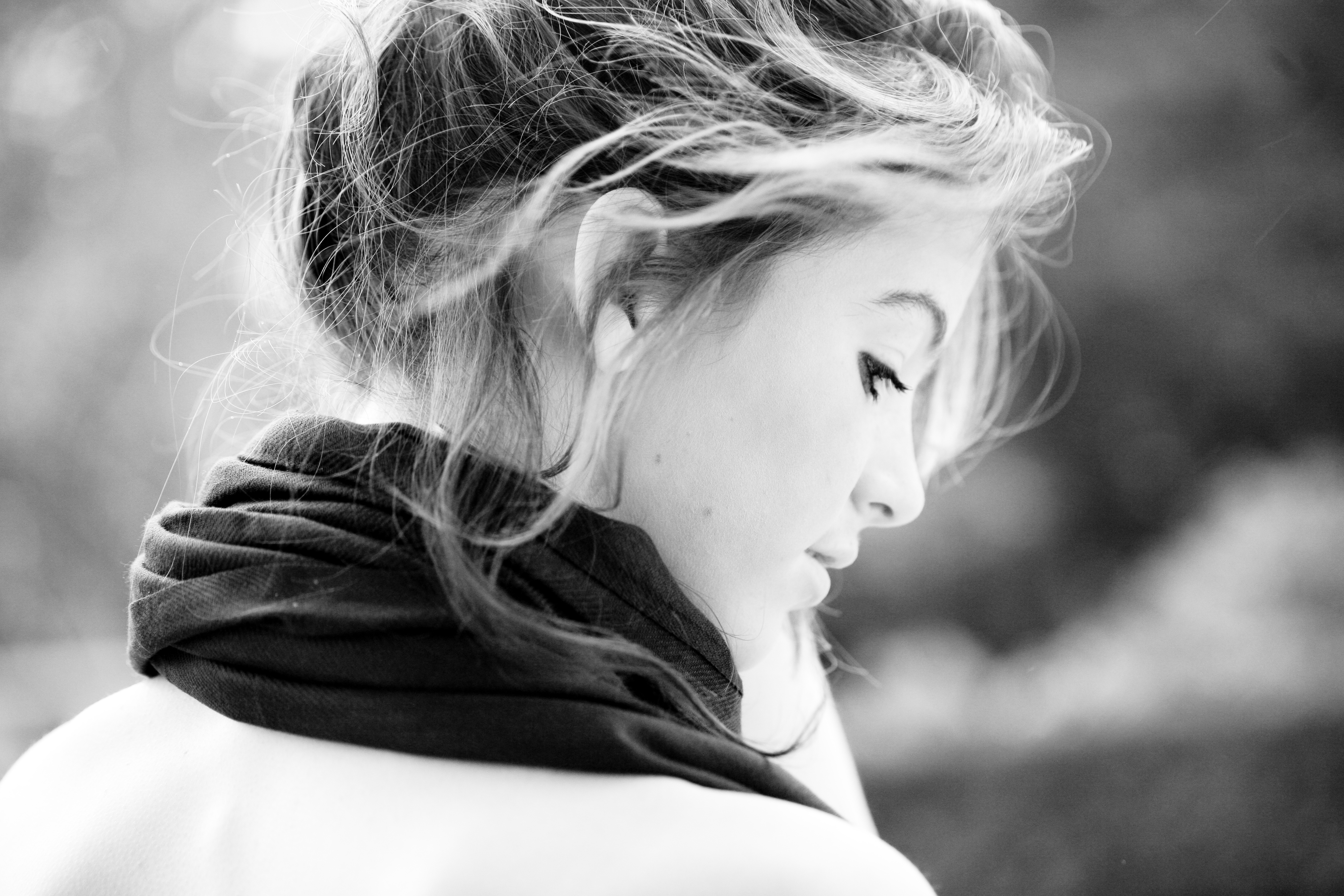 Задумчивая милашка обои