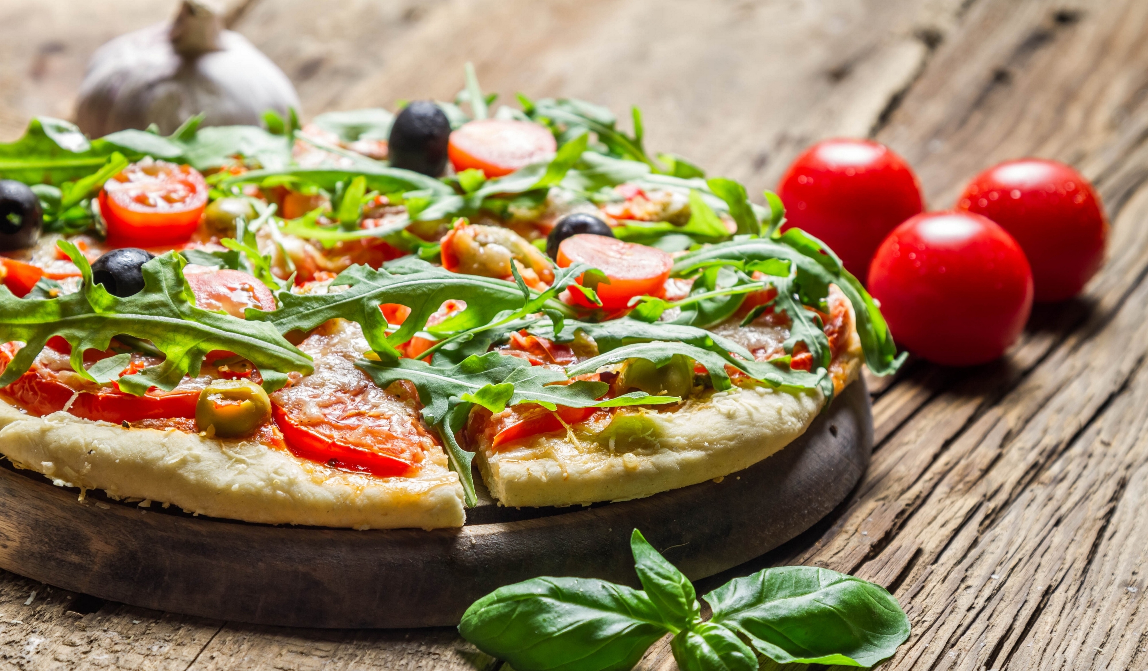 Свежая пицца с рукколой обои