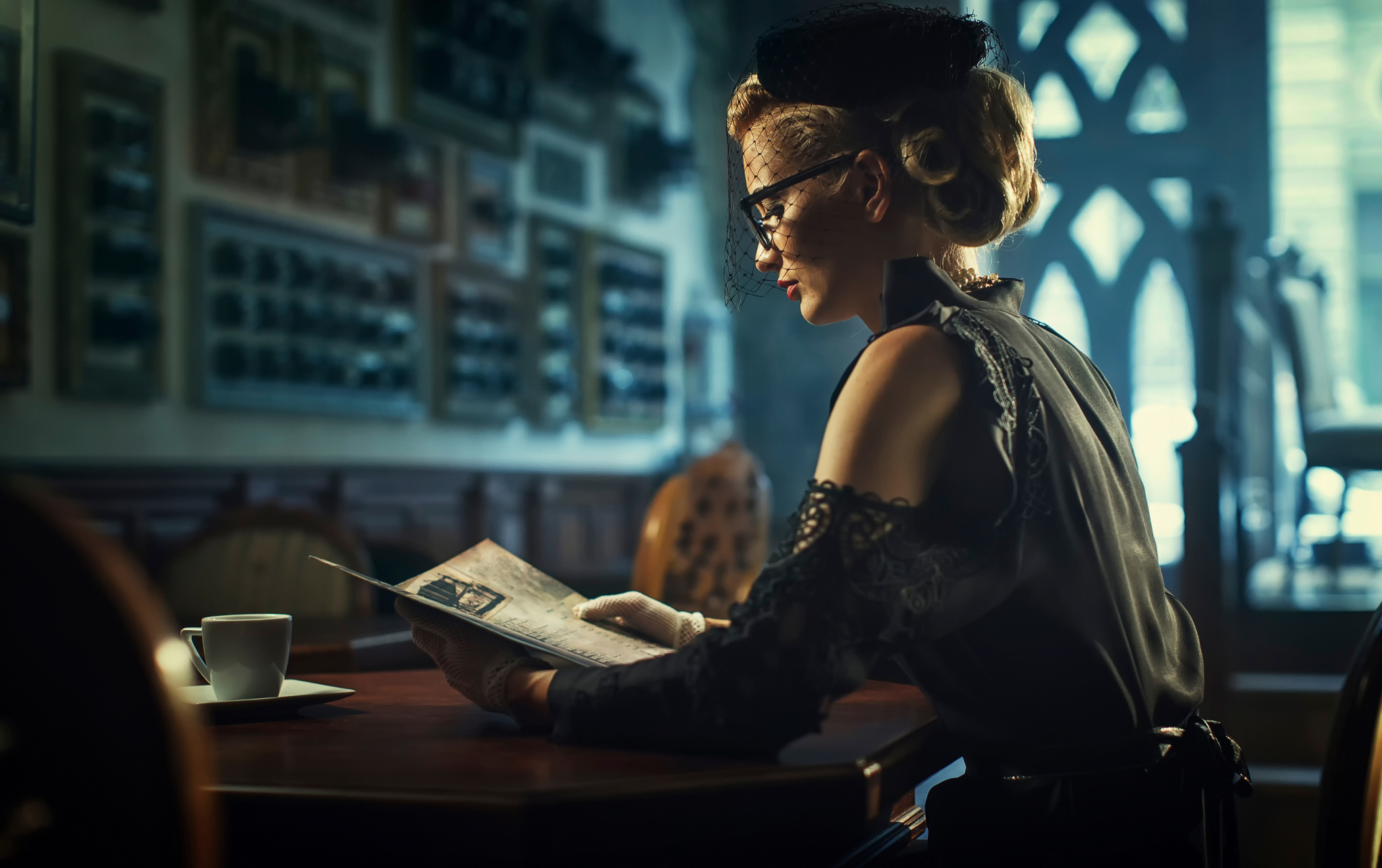 Витажная девушка в кафе обои