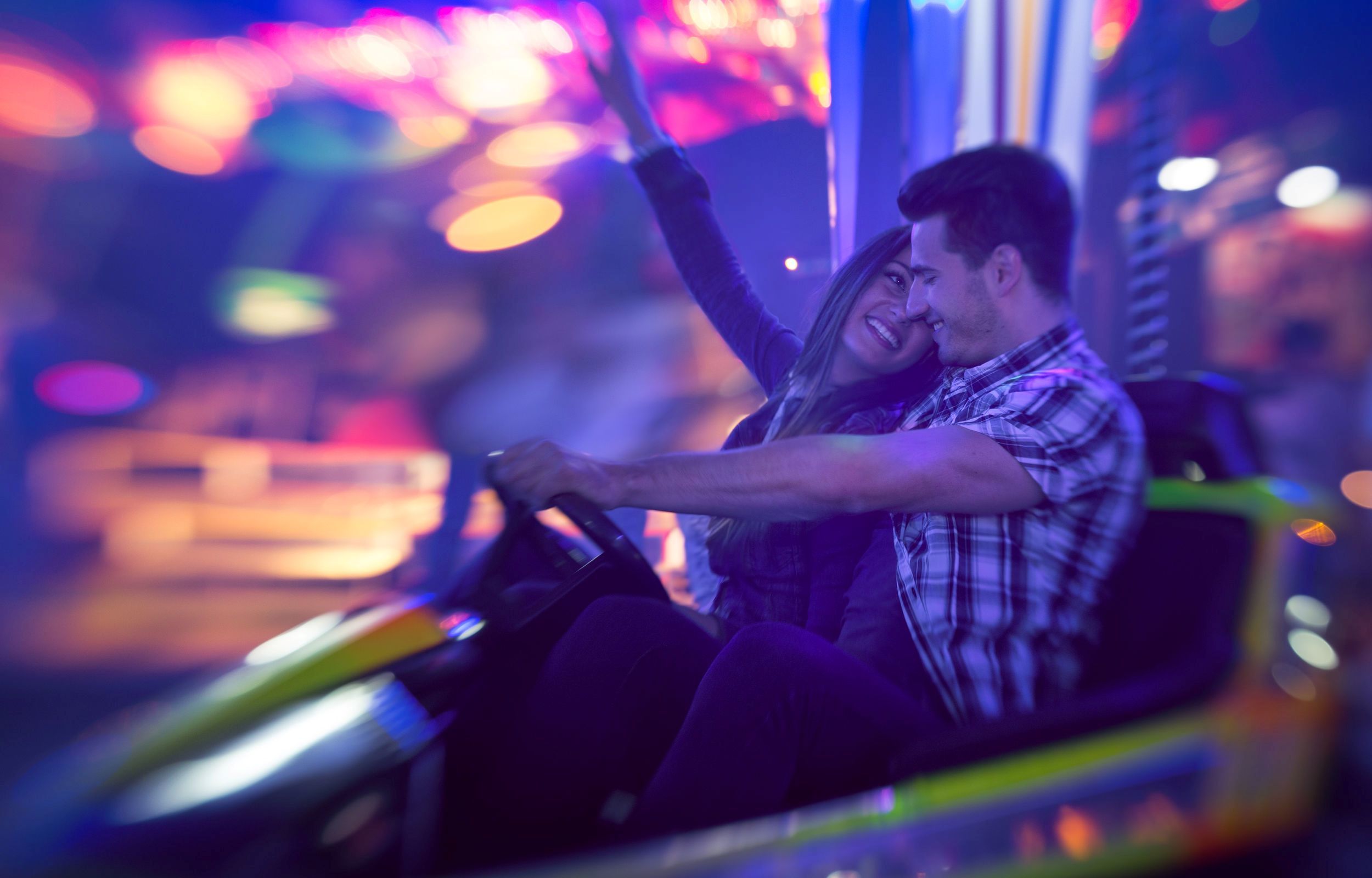 Счастливая пара на аттракционах обои