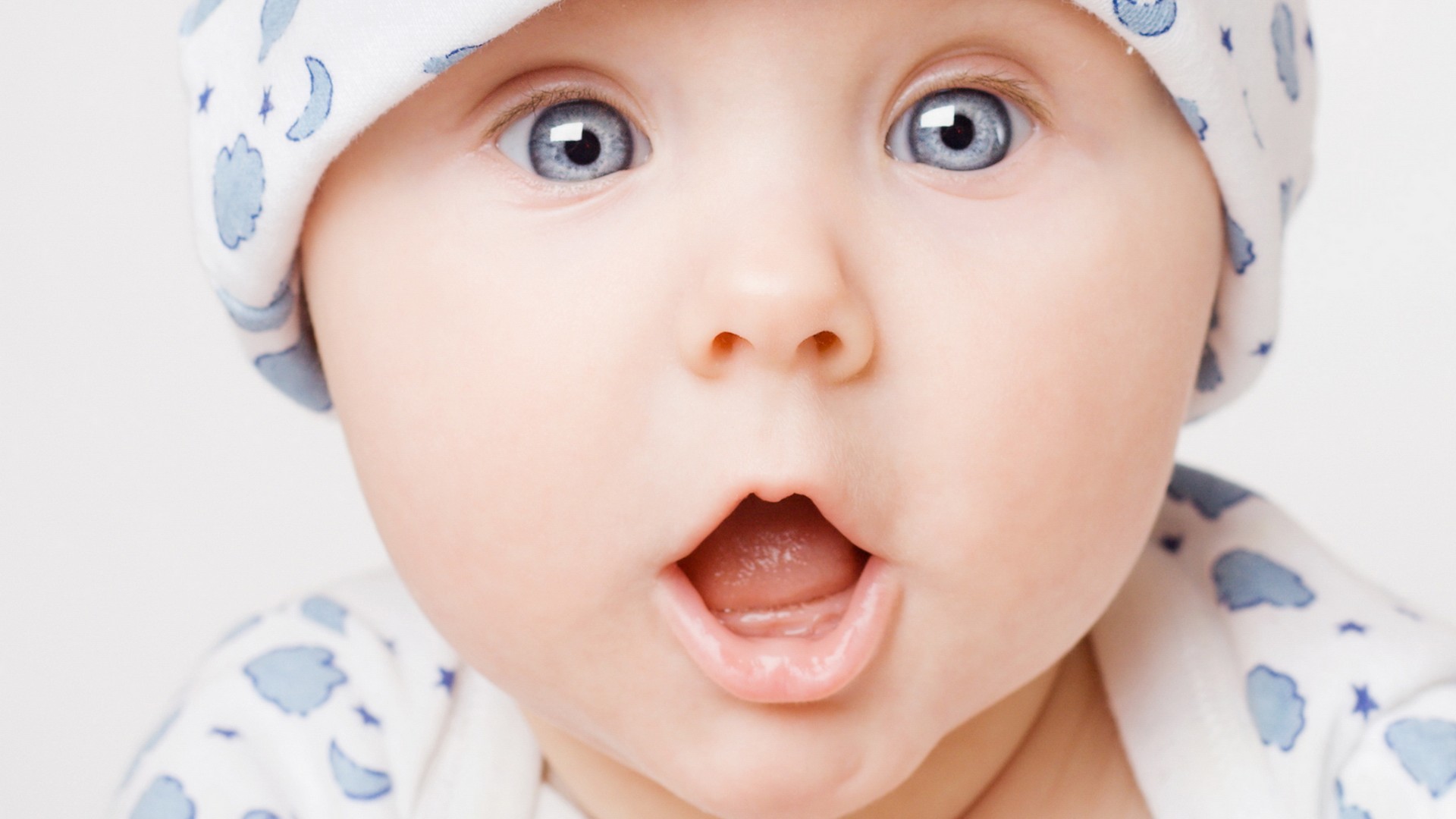 Удивлённый малыш обои