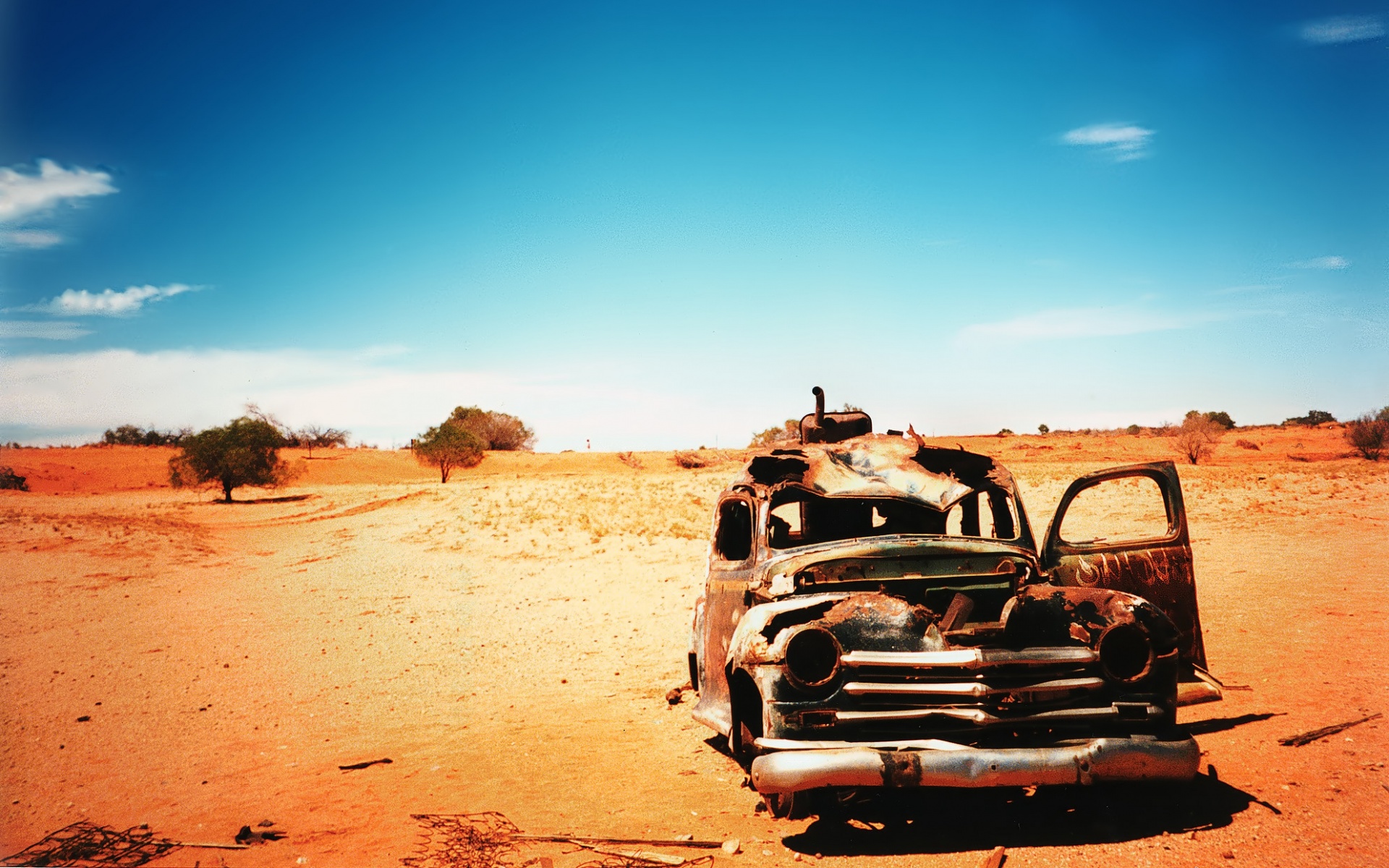 Брошенная в пустыне машина обои