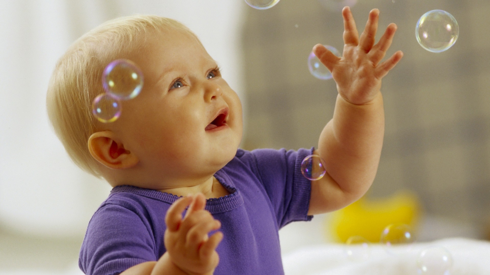 Игра с мыльными пузырями обои