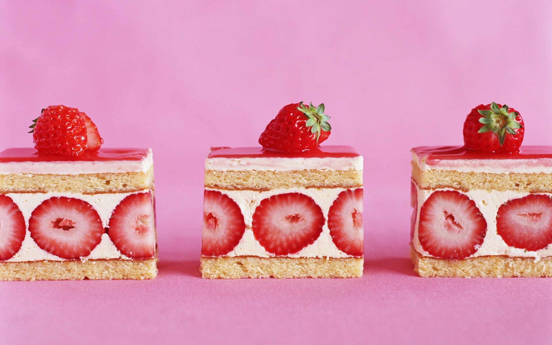 Ломтики клубничного торта обои