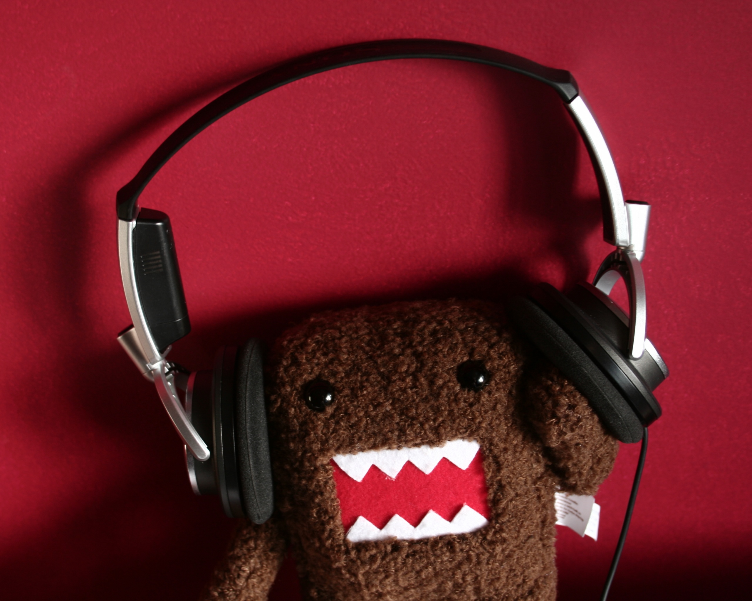 Демокун в наушниках обои