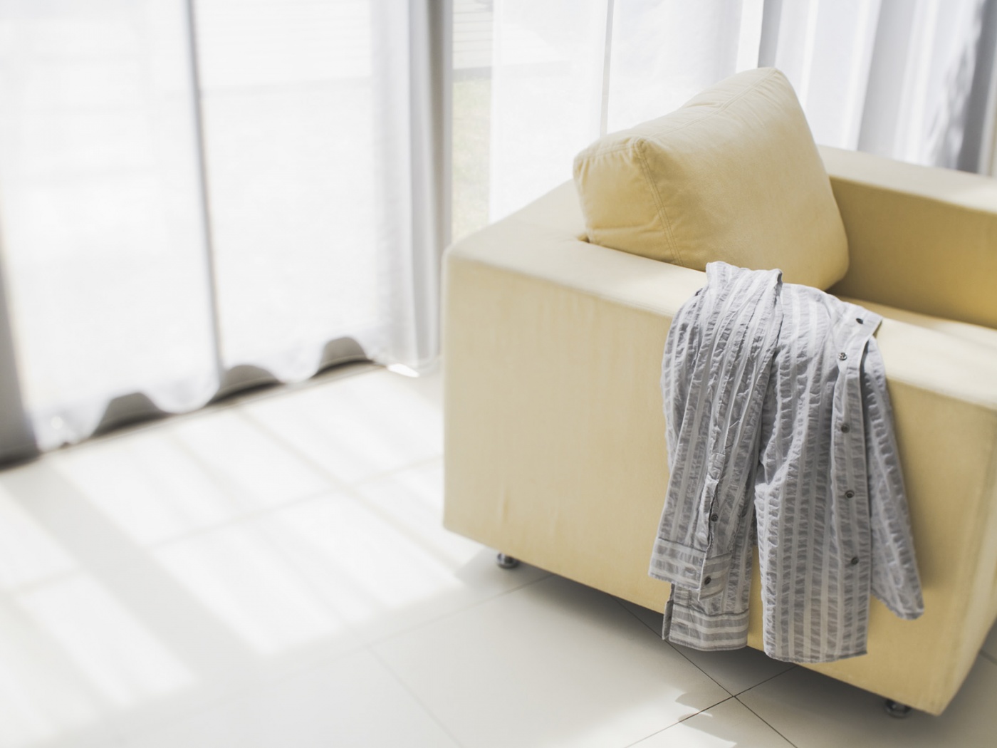 Рубашка на кресле обои