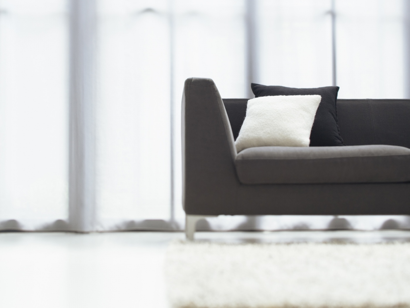 Диван с черной и белой подушками обои