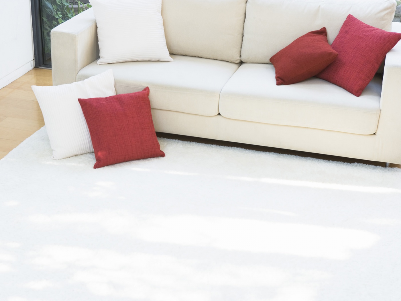 Диван с подушками обои