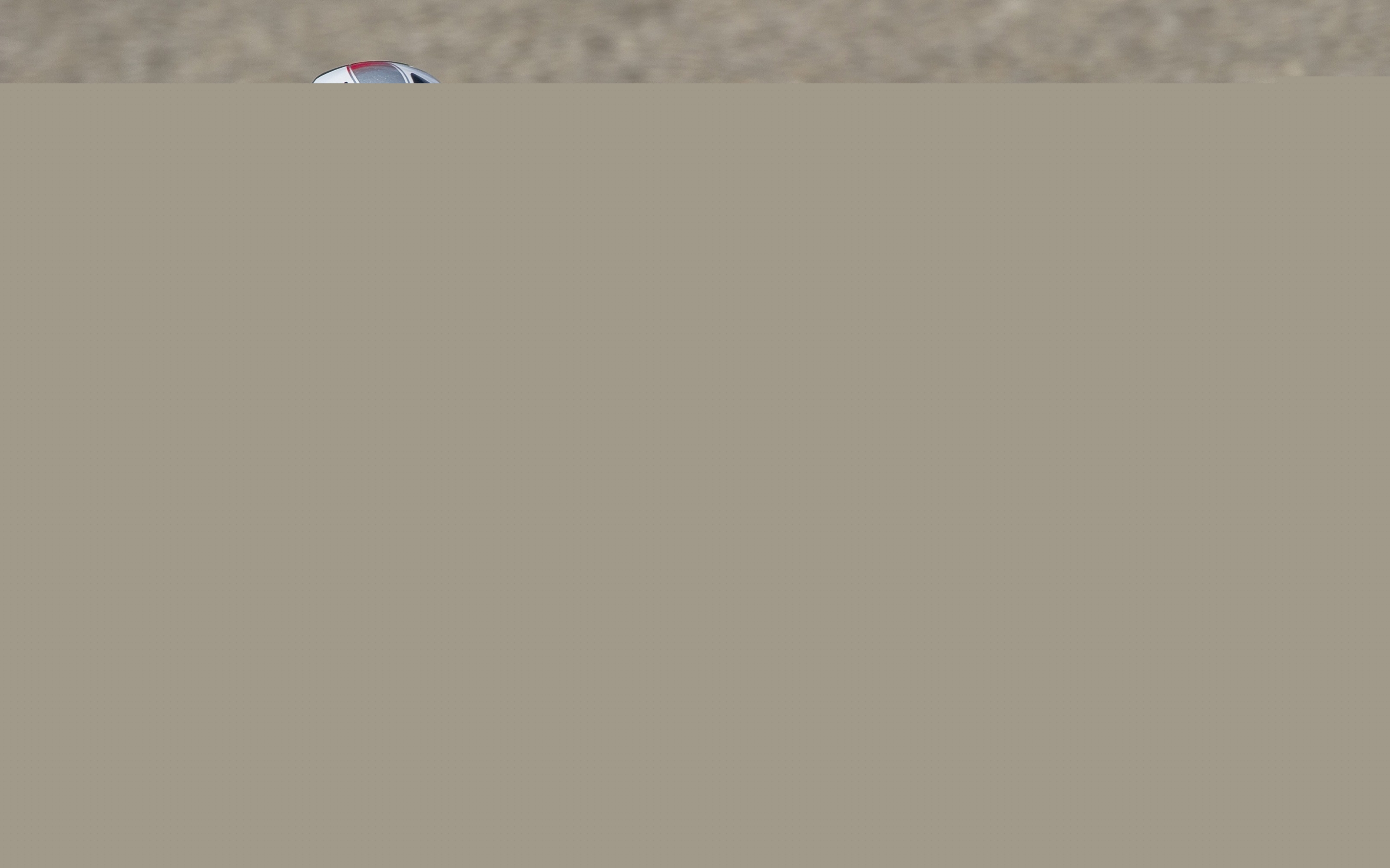 Байкер в белой экиперовкена Априлия РСВ4 обои