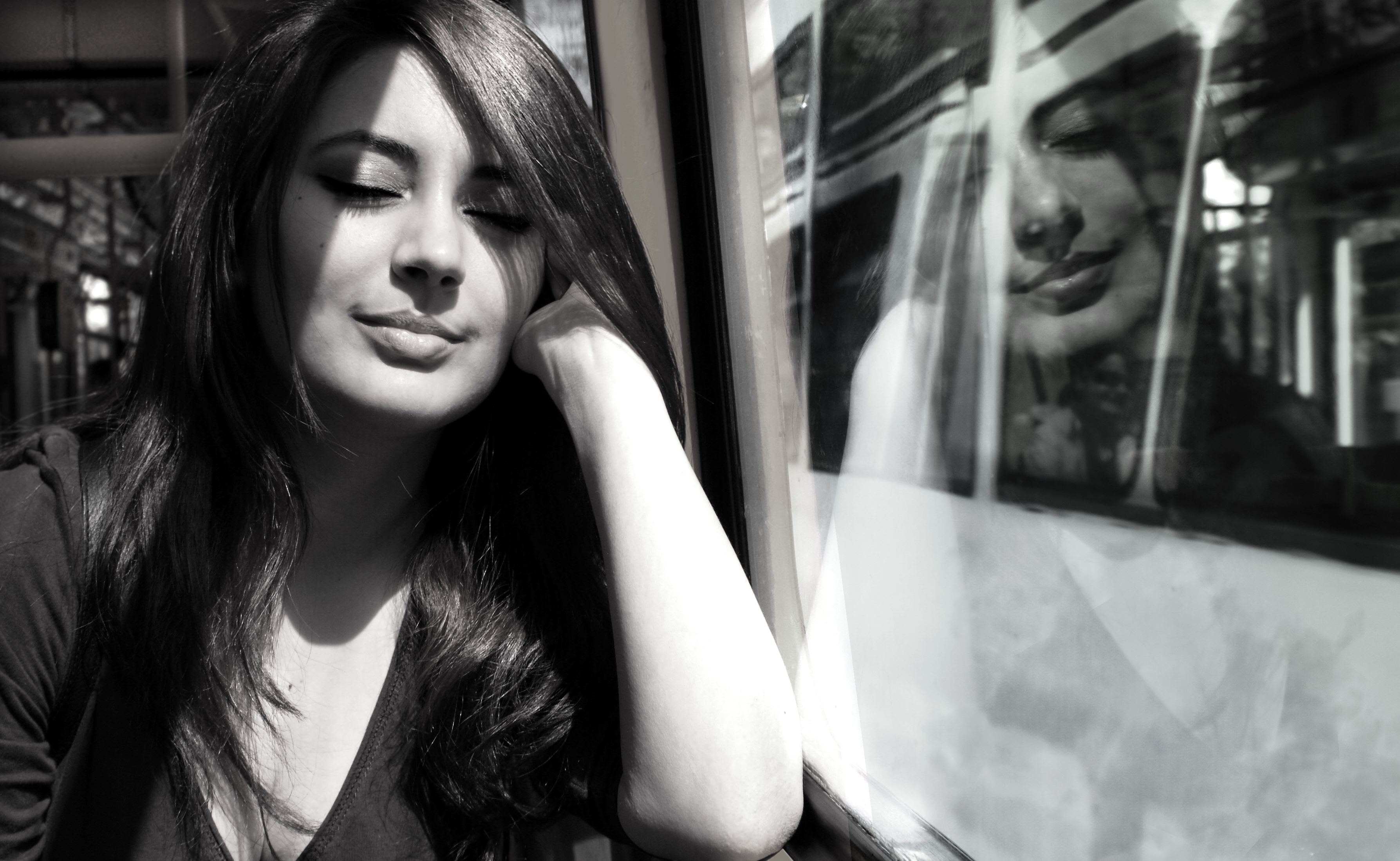 Девушка с закрытыми глазами в электричке обои