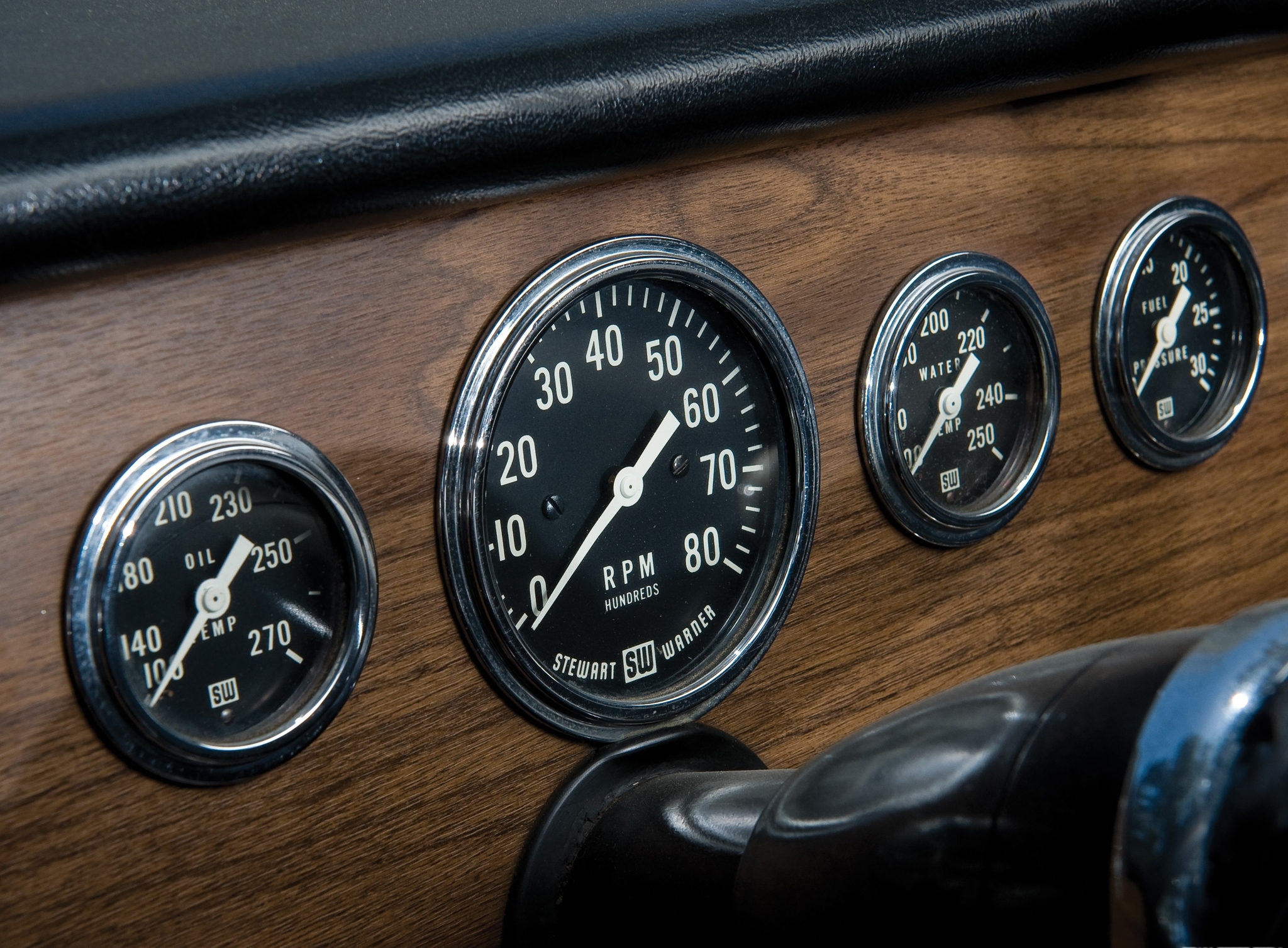 Приборная панель автомобиля Dodge обои