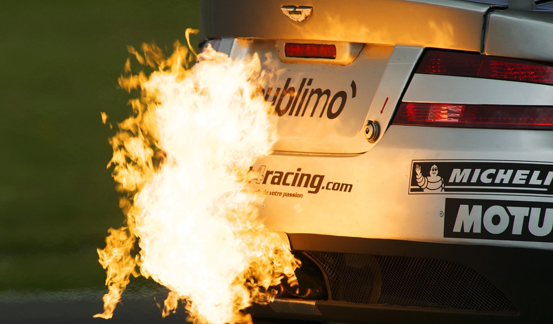 Огонь из выхлопной трубы гоночного Aston Martin обои