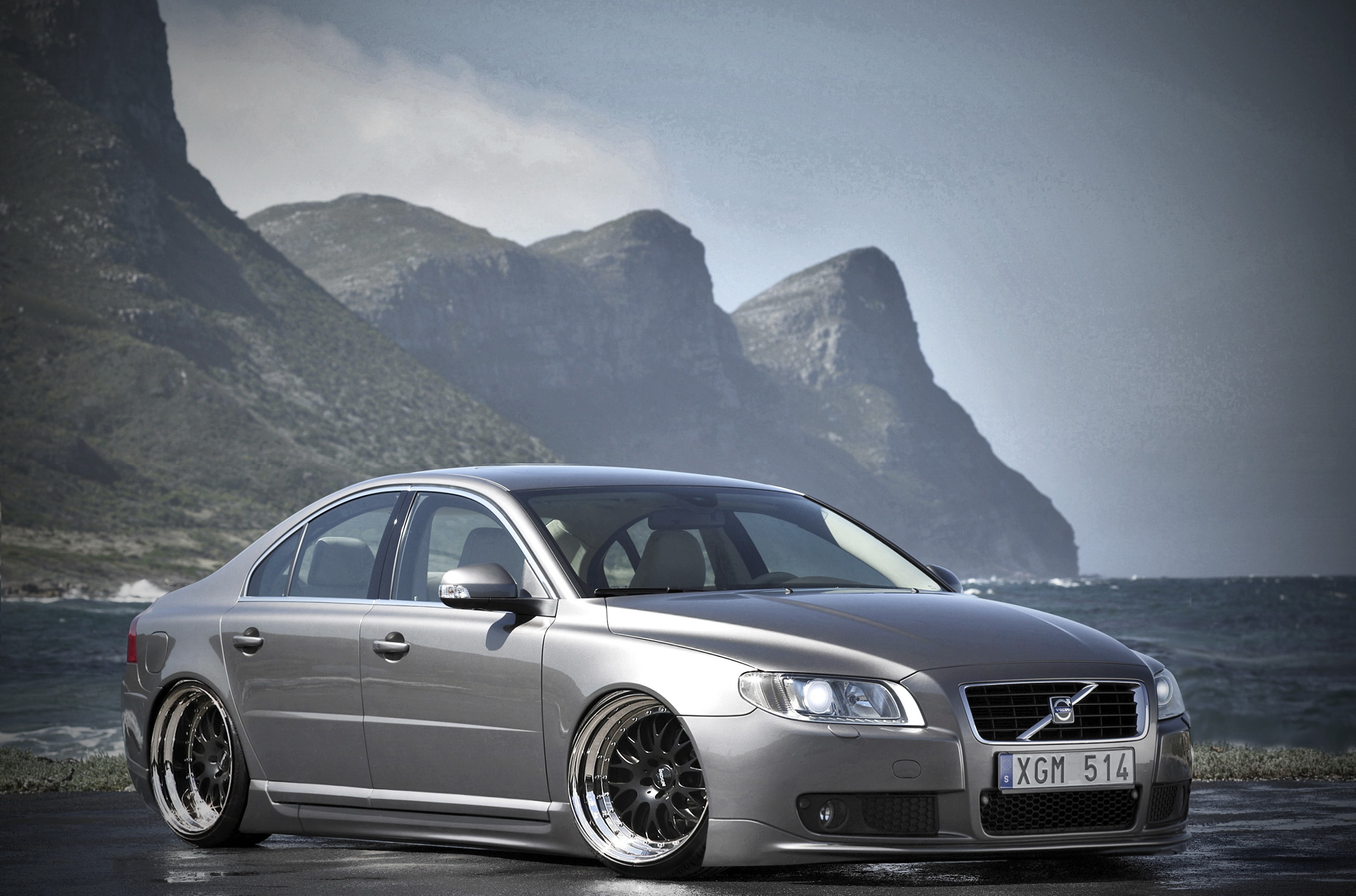 Вольво на берегу обои