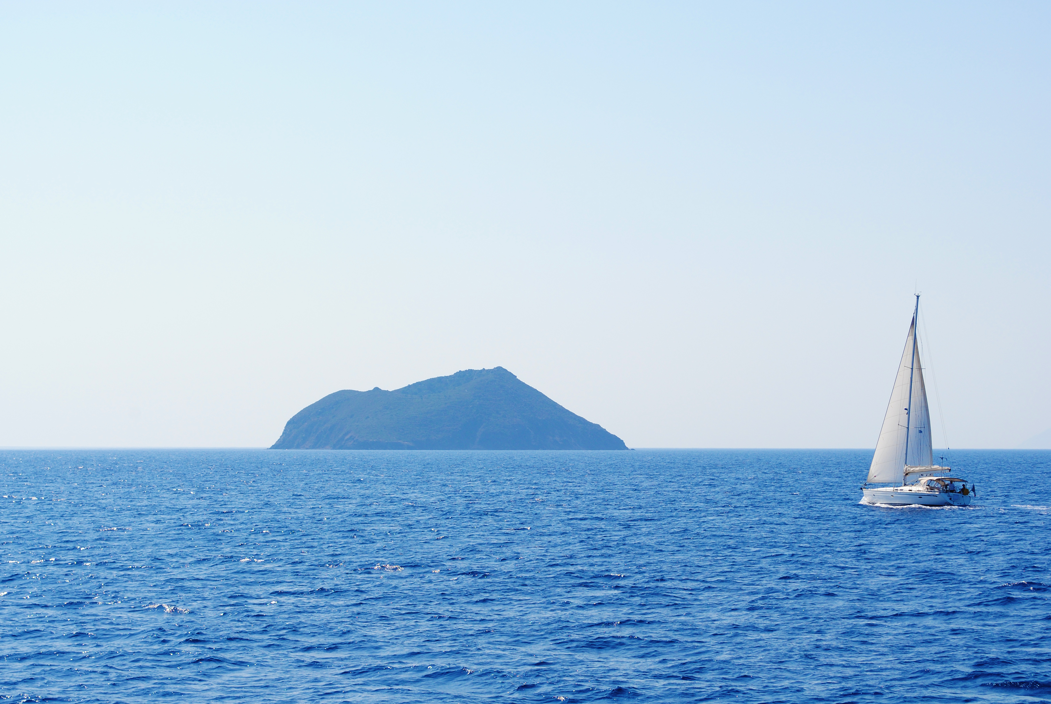 Яхта в море обои