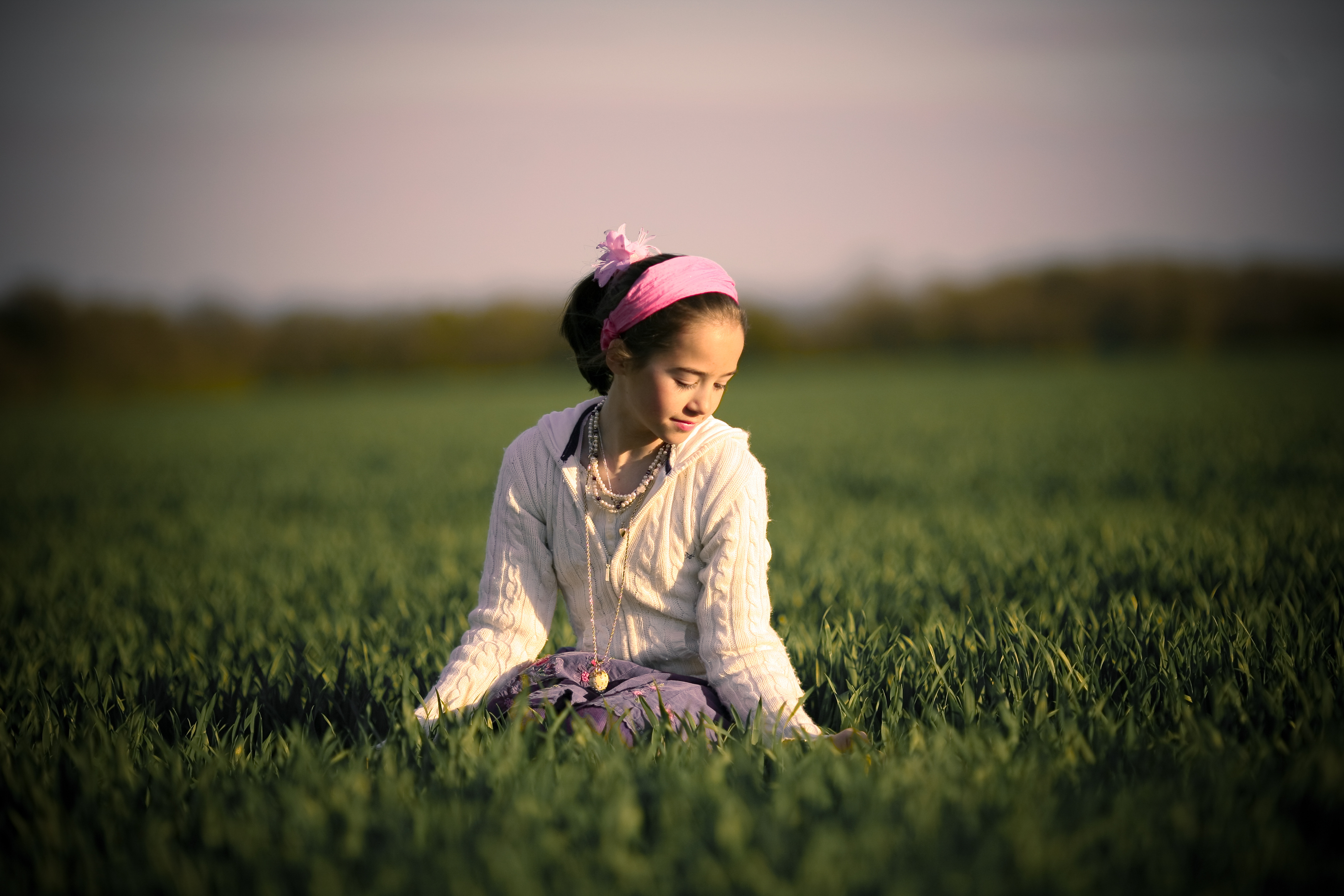 Девочка на траве обои