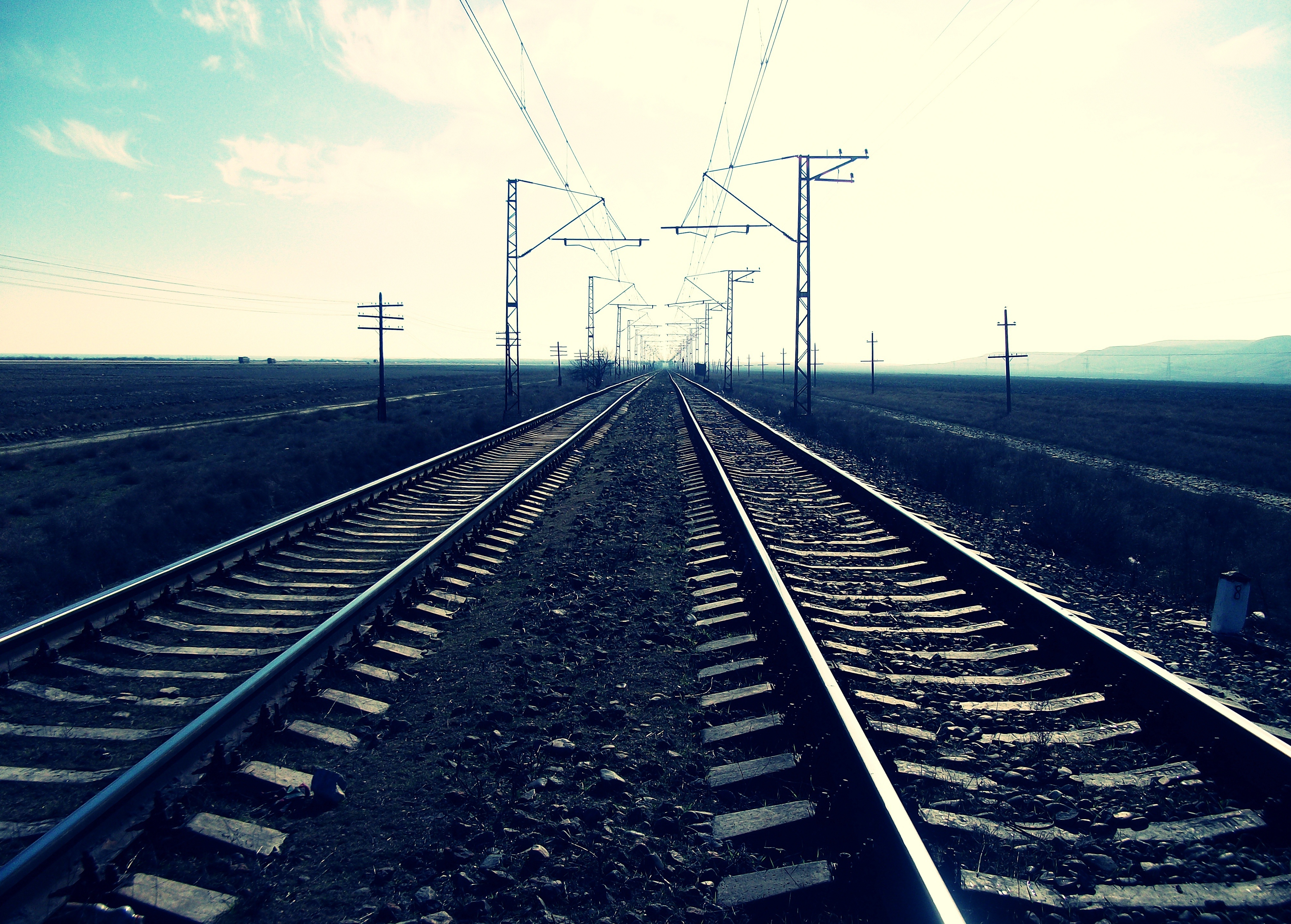 Железная дорога уходит вдаль обои