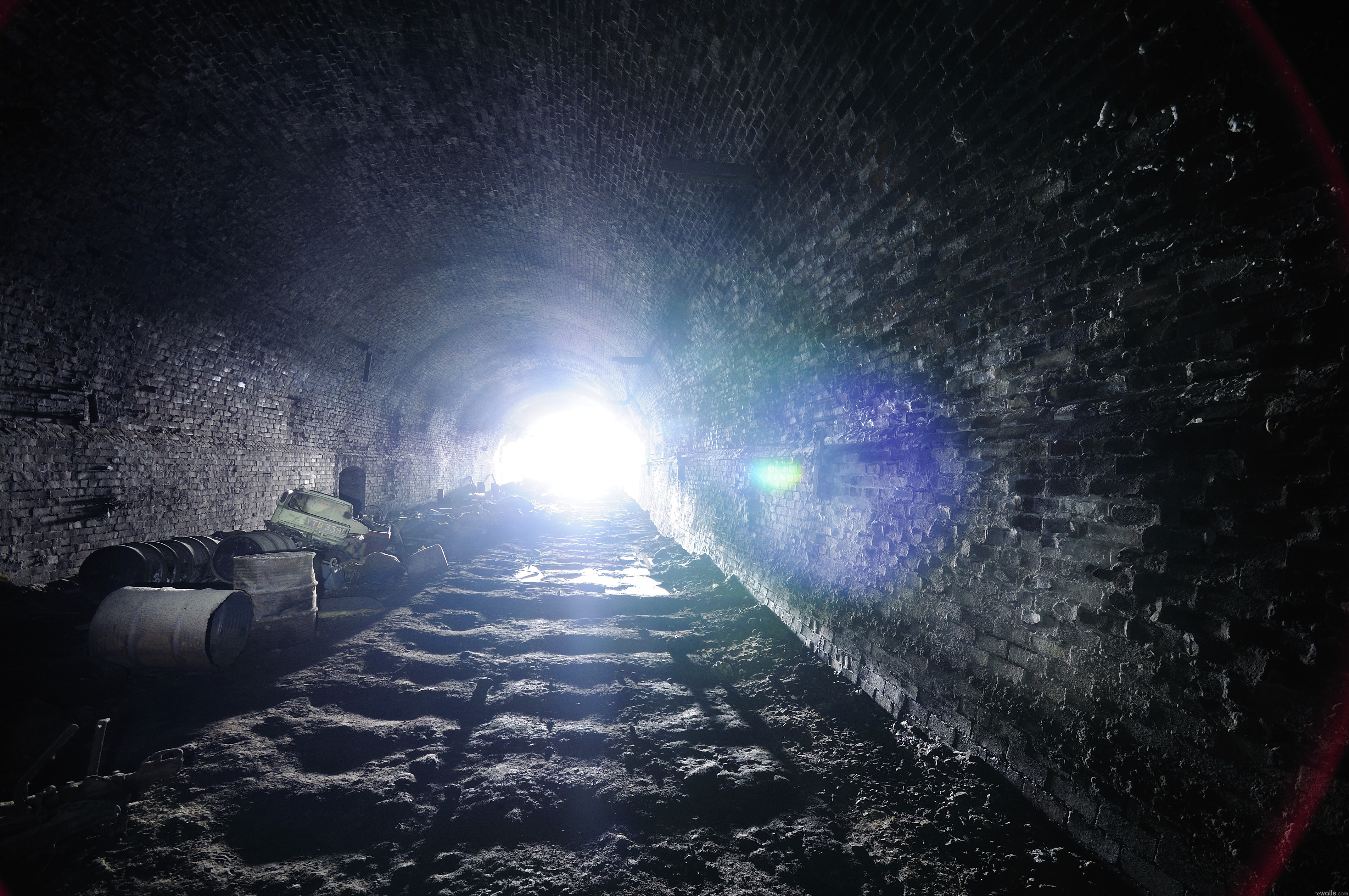 Захламленный тоннель обои