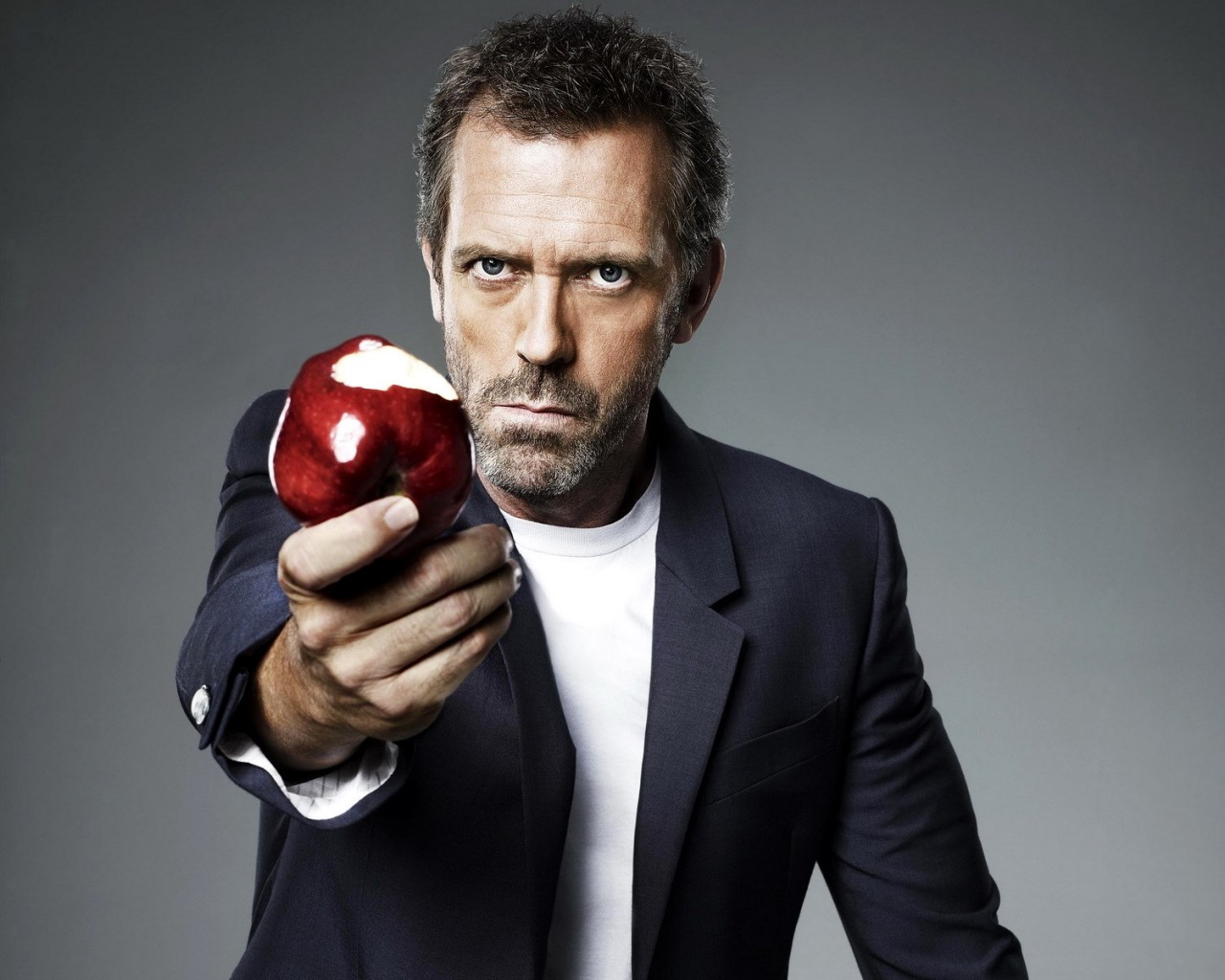 Доктор Хаус с яблоком в руке обои