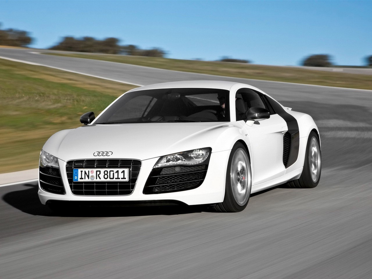 Белый Audi на повороте обои