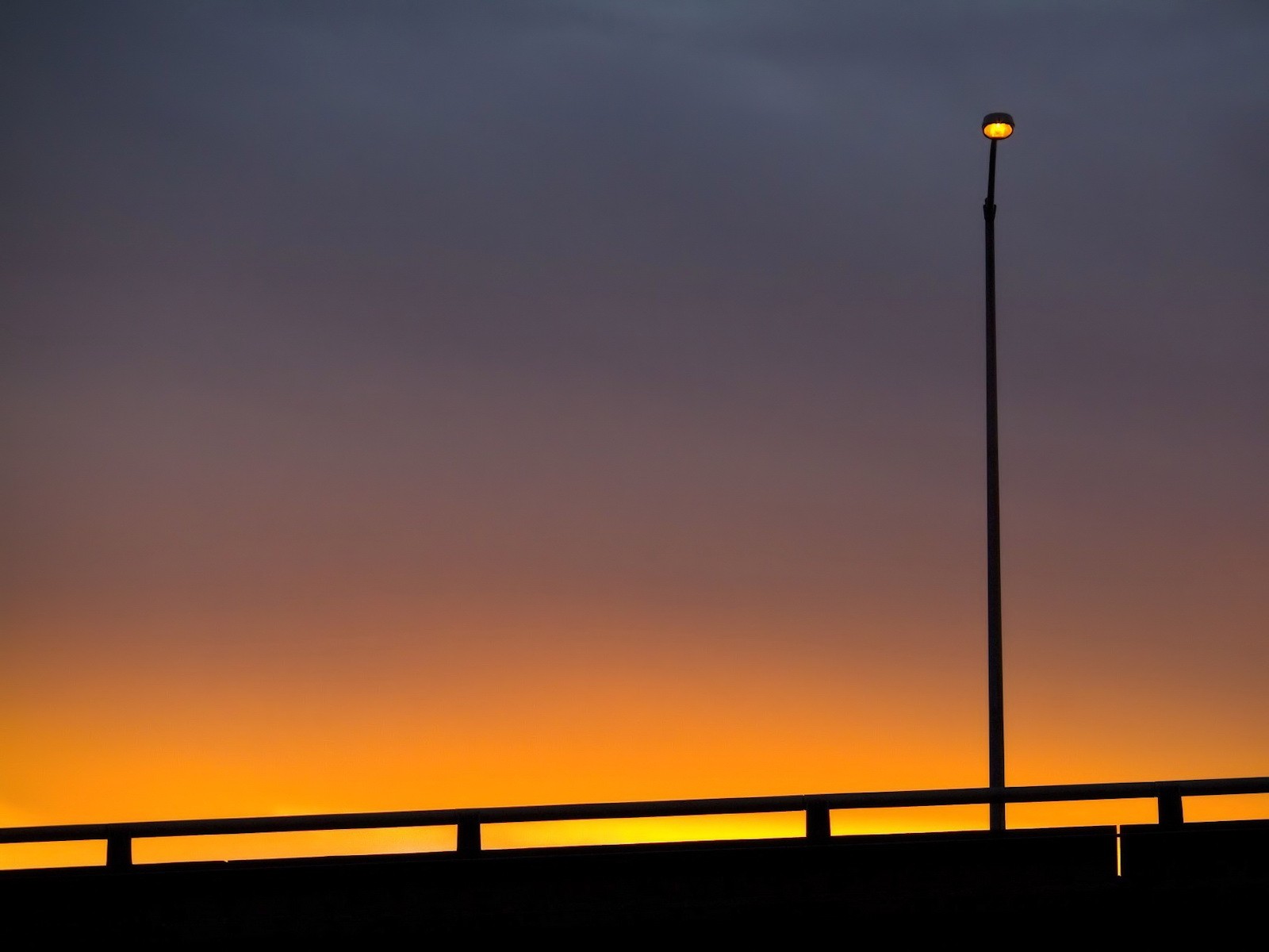 Одинокий фонарь обои