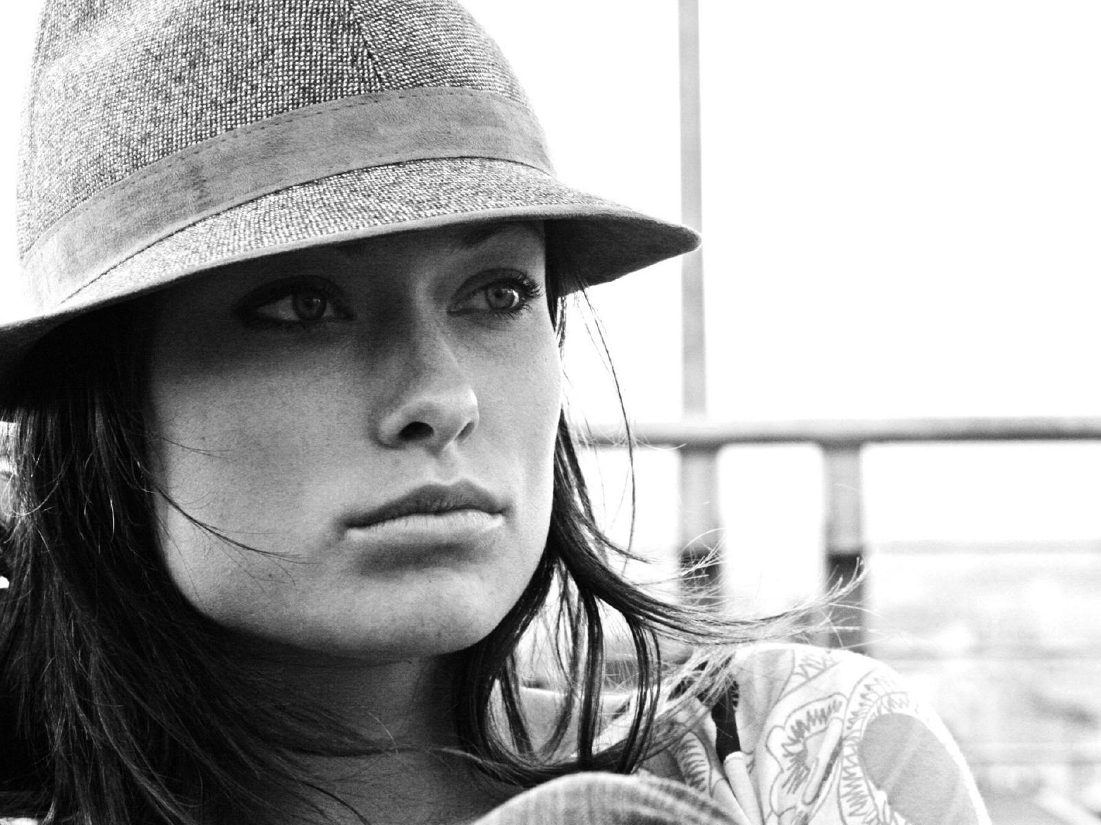 Оливия Уайлд в шикарной шляпе обои