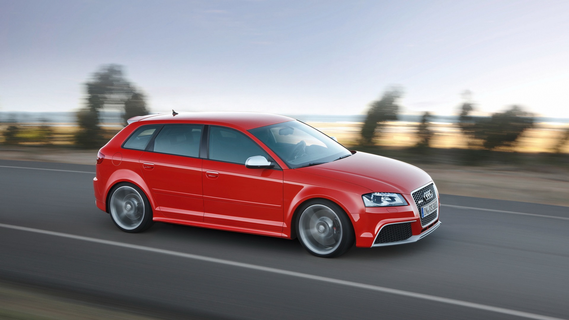 Красная Audi модели RS3 на дороге обои