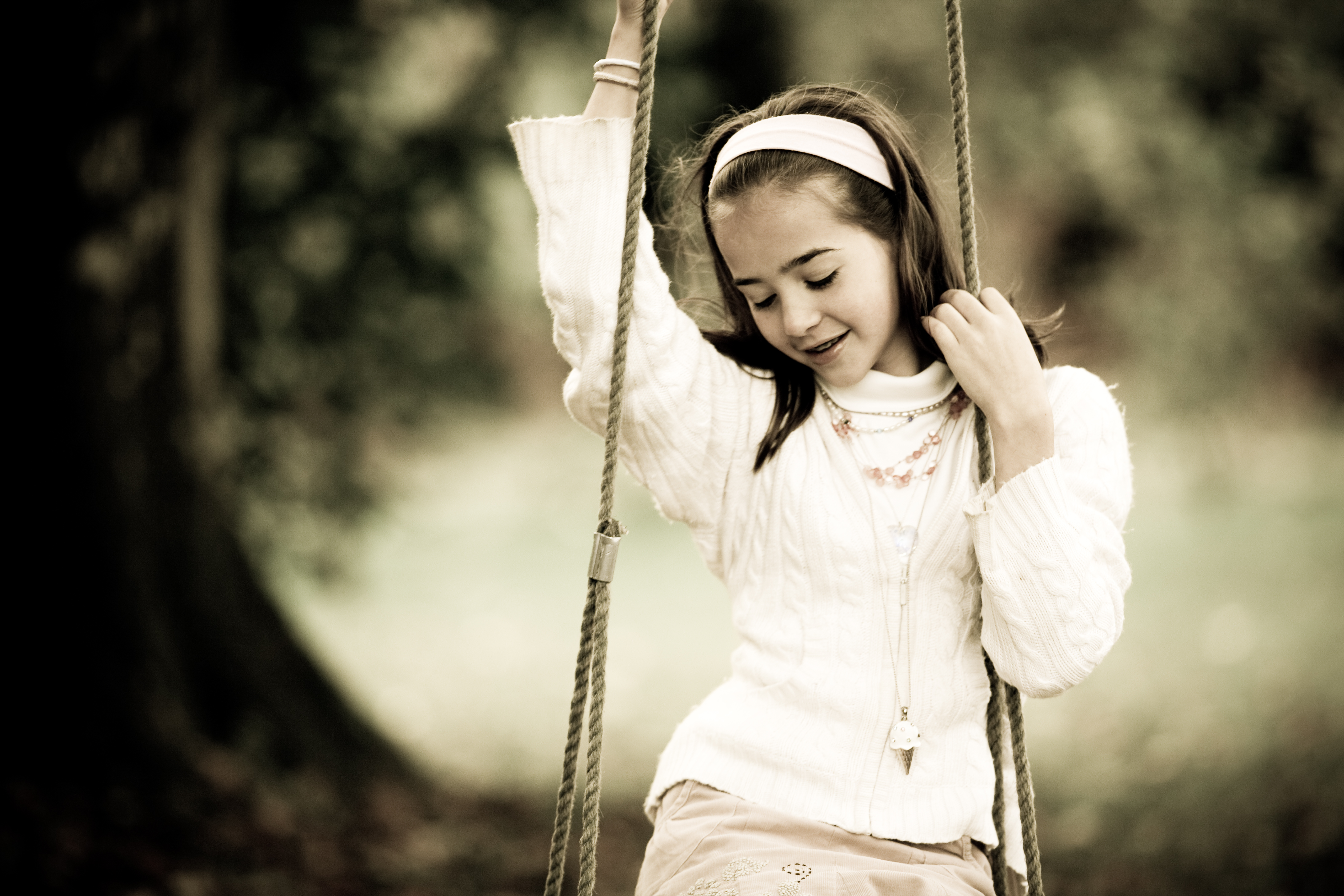 Девочка на качелях обои