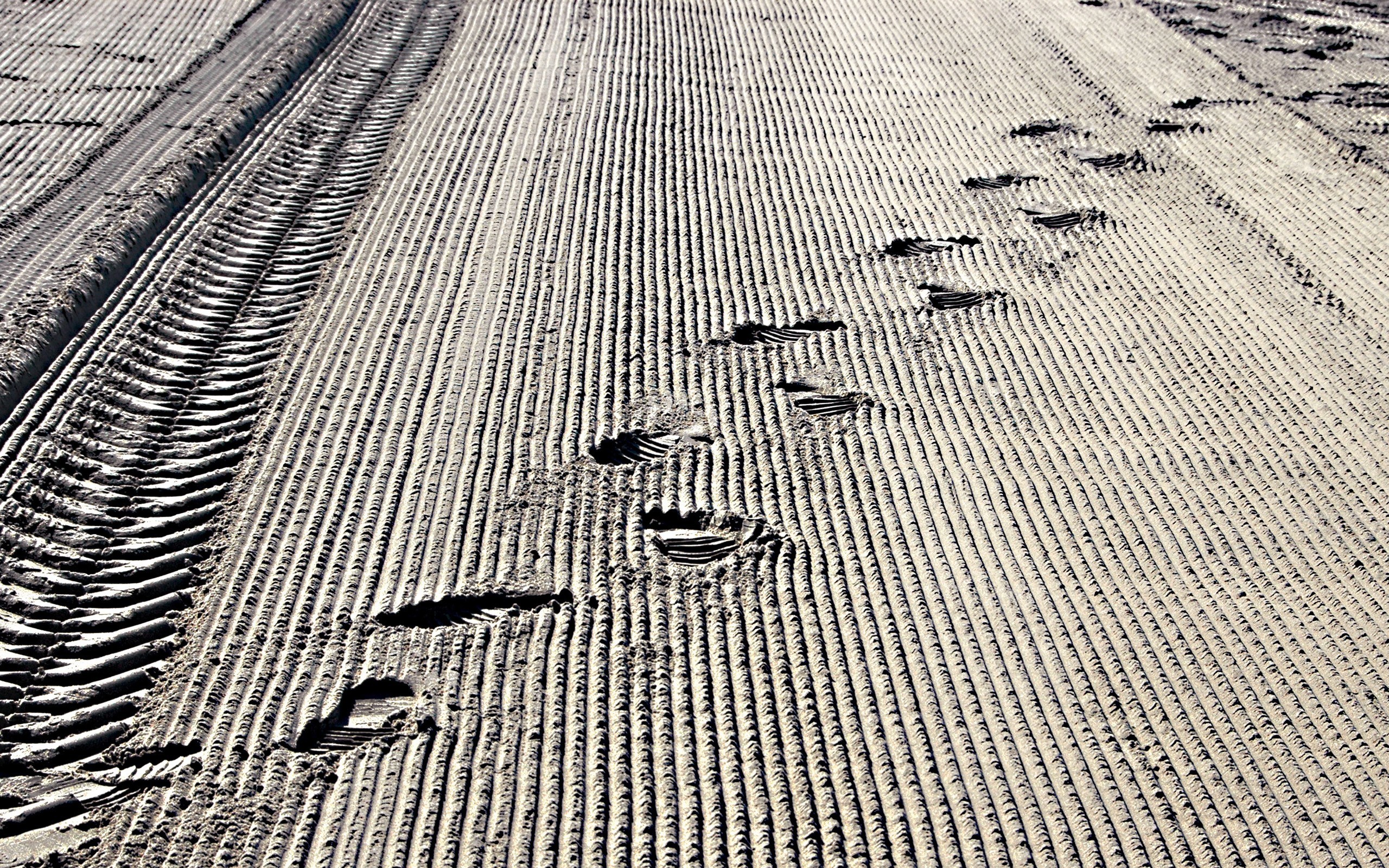 Следы на песке обои