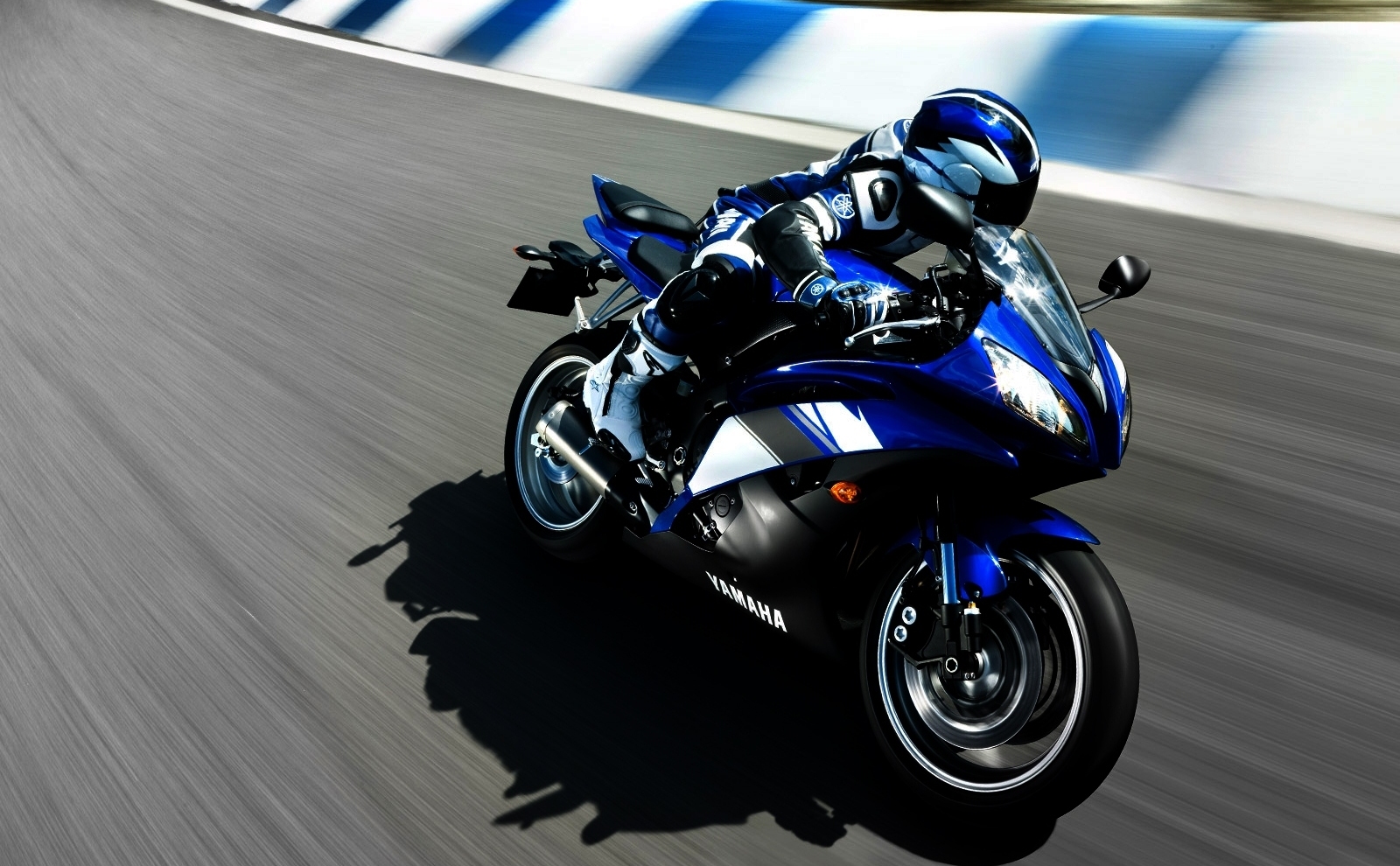 Мотоциклист на трассе обои