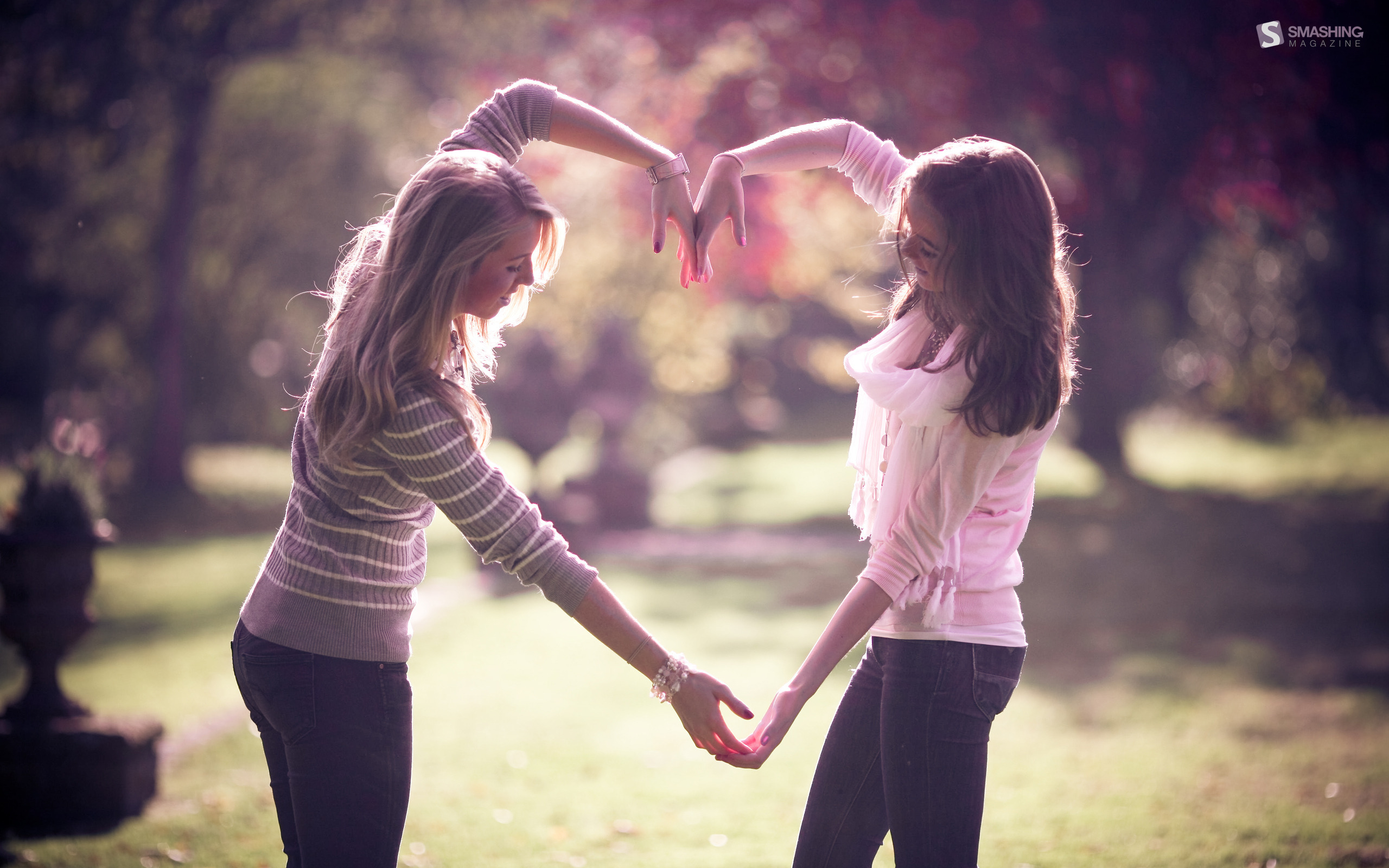 Две девушки и сердце из рук обои
