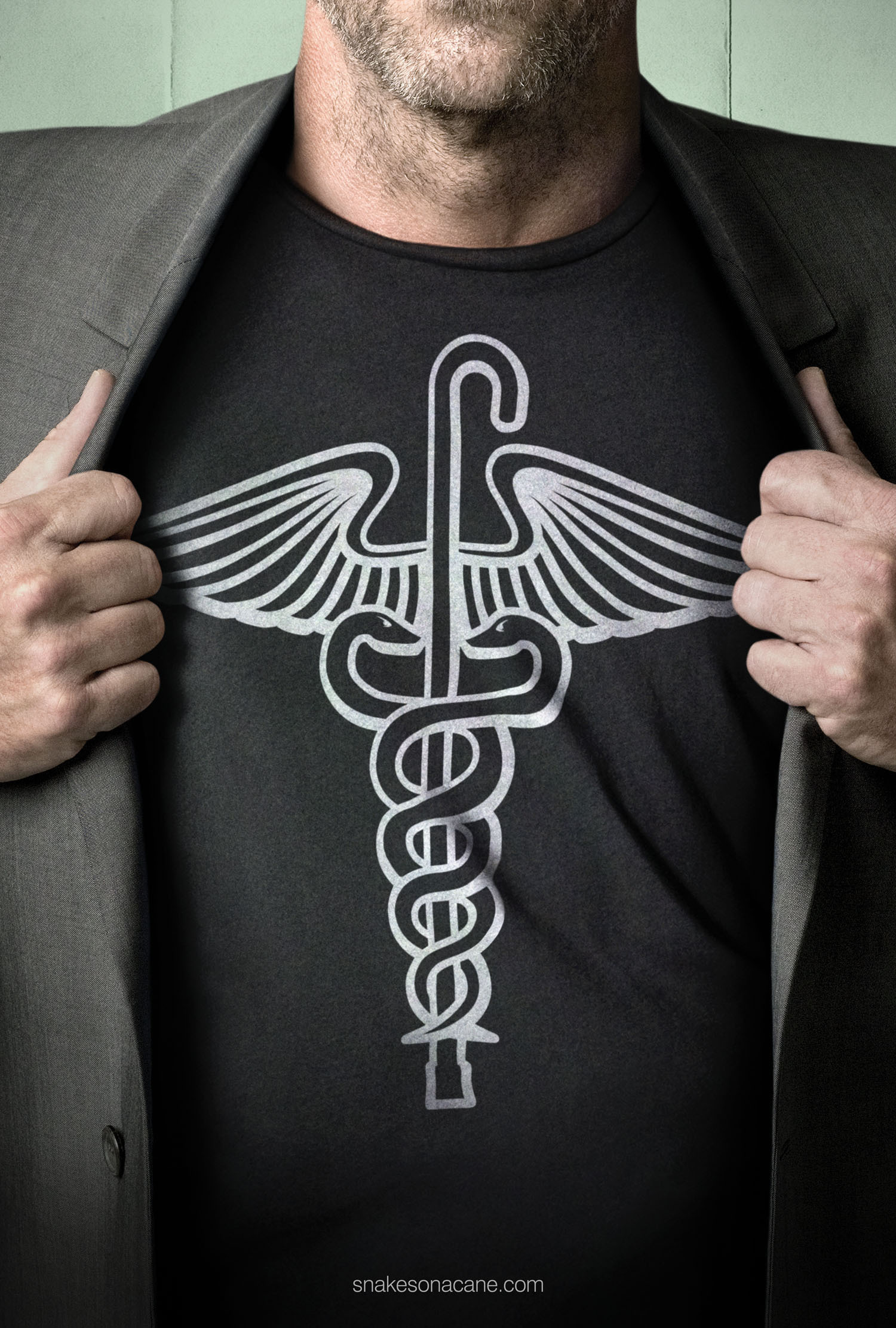 Футболка со змеями и тростью обои