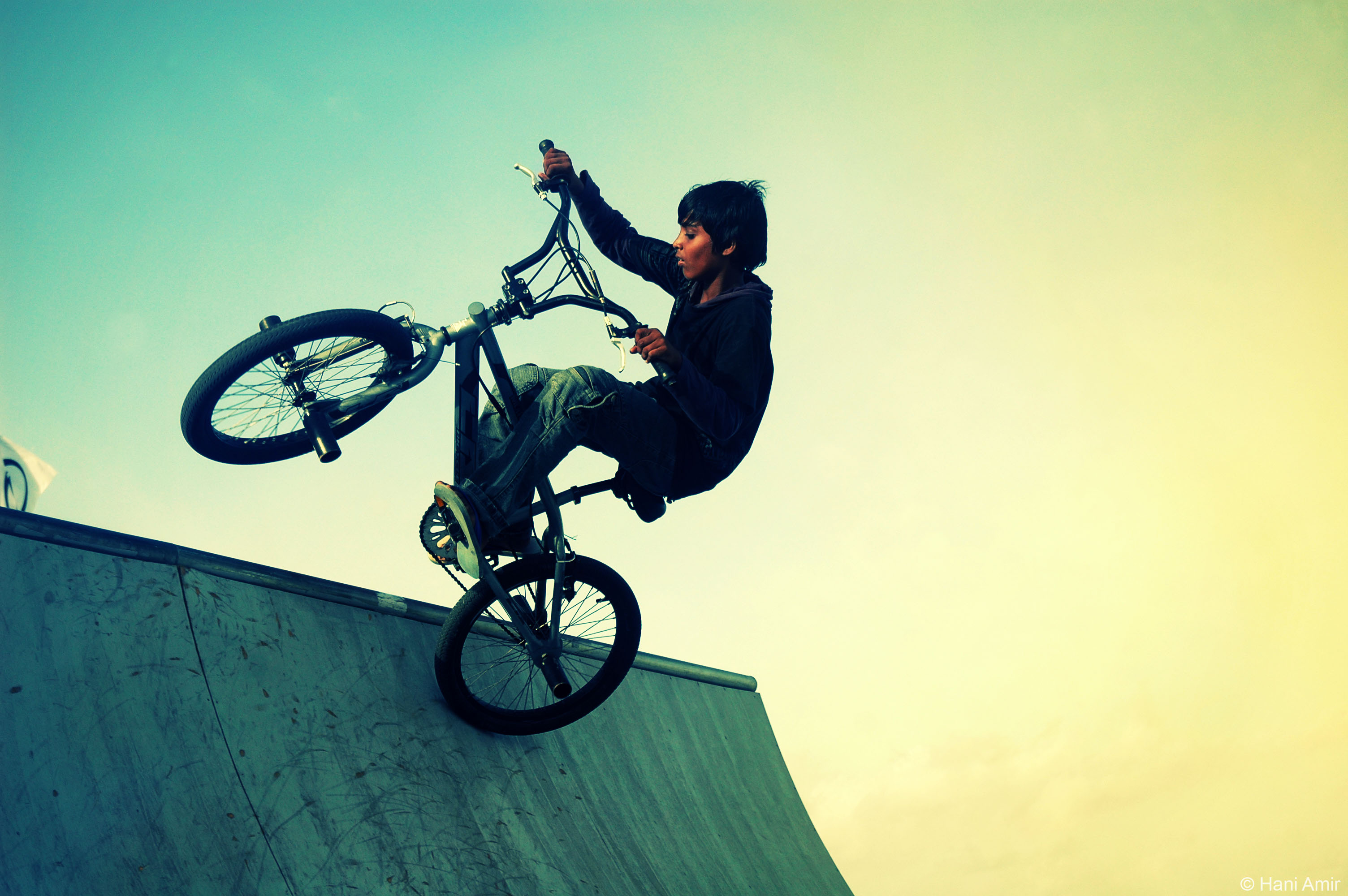 Мальчик на рампе обои