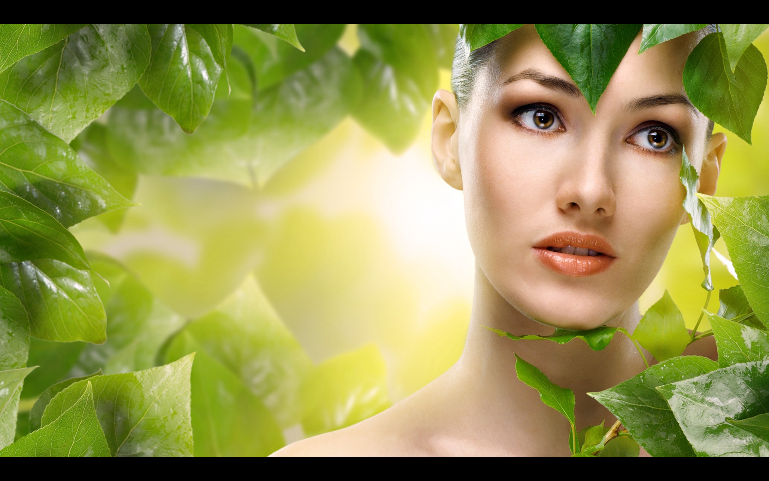 Девушка с зелеными листьями обои