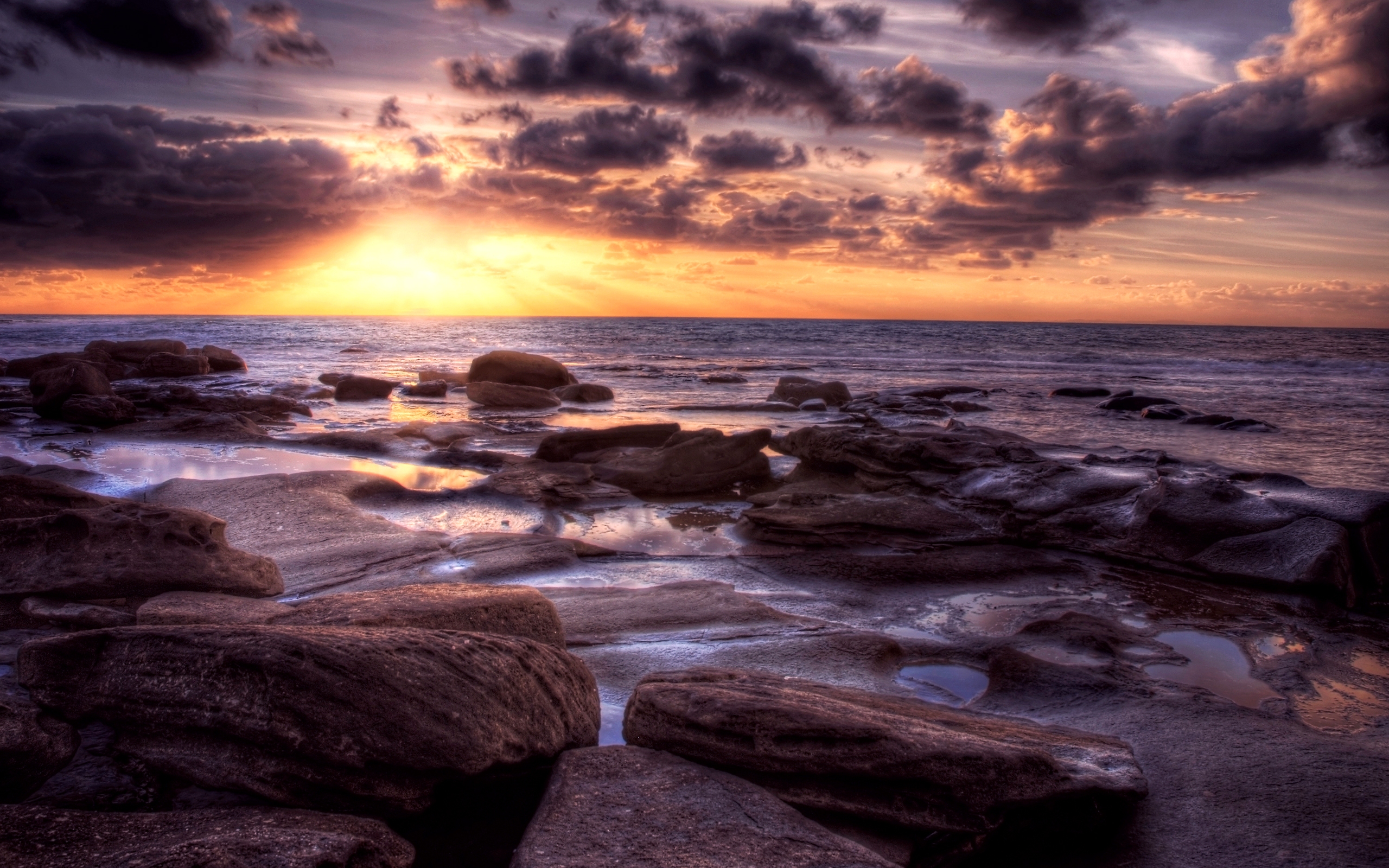 Каменистый берег на закате обои