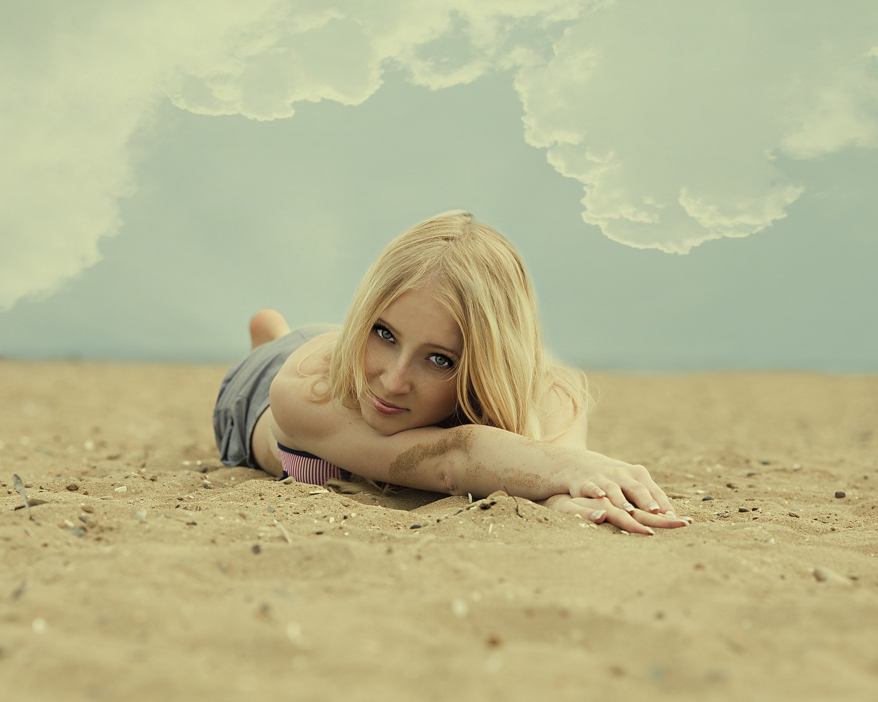 Девушка на пляже обои