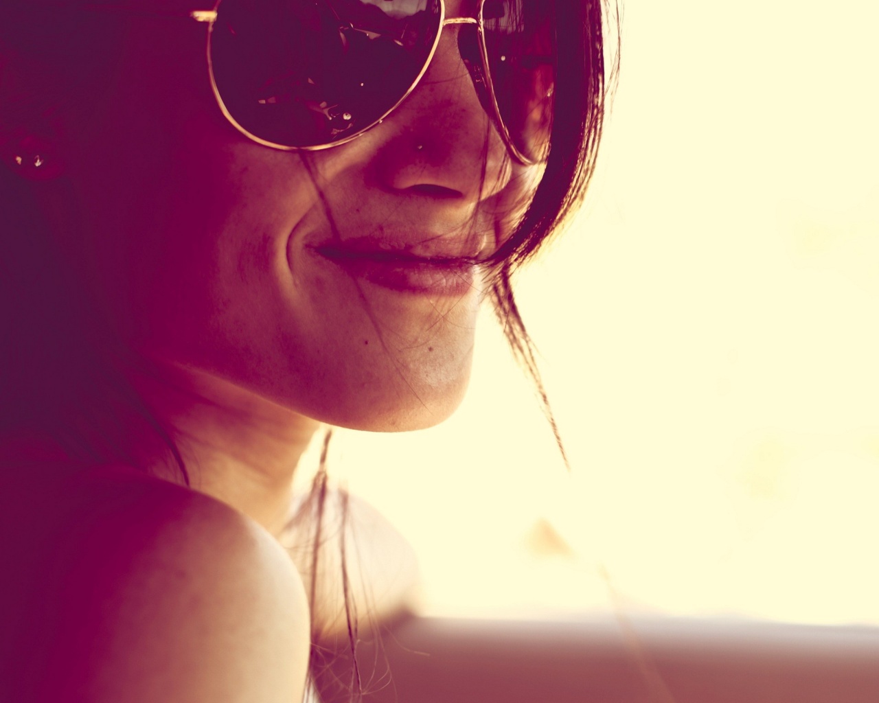 Девушка в очках обои