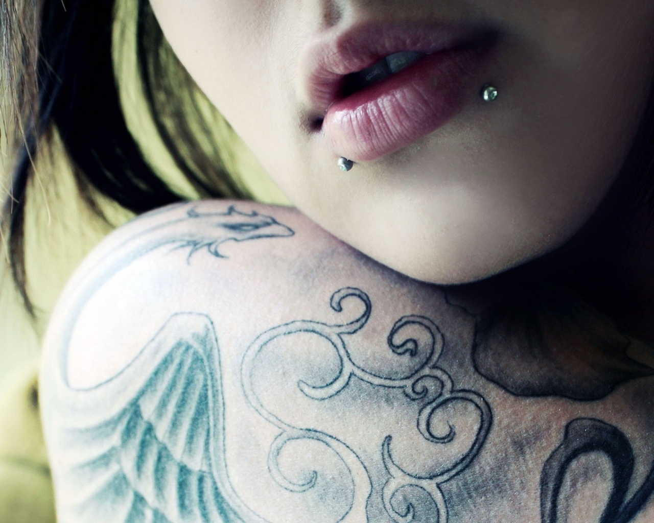 Плечо с татуировкой обои