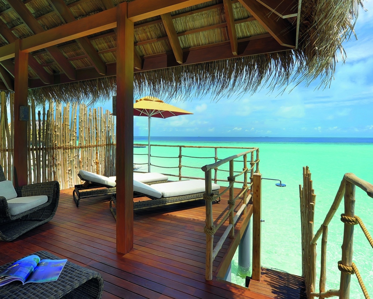 Домик на пляже обои