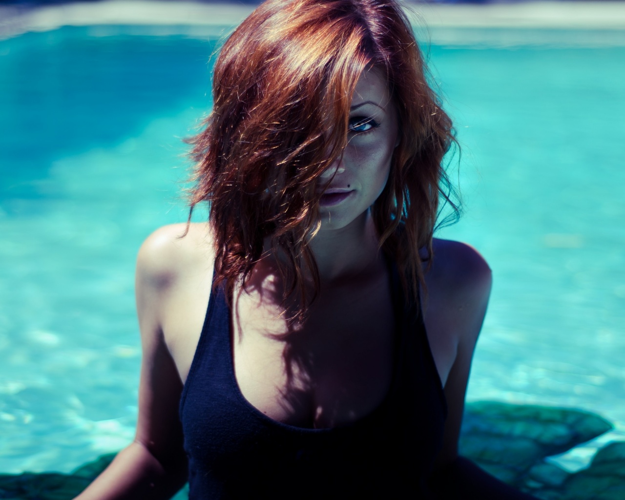 Девушка рядом с бассейном обои