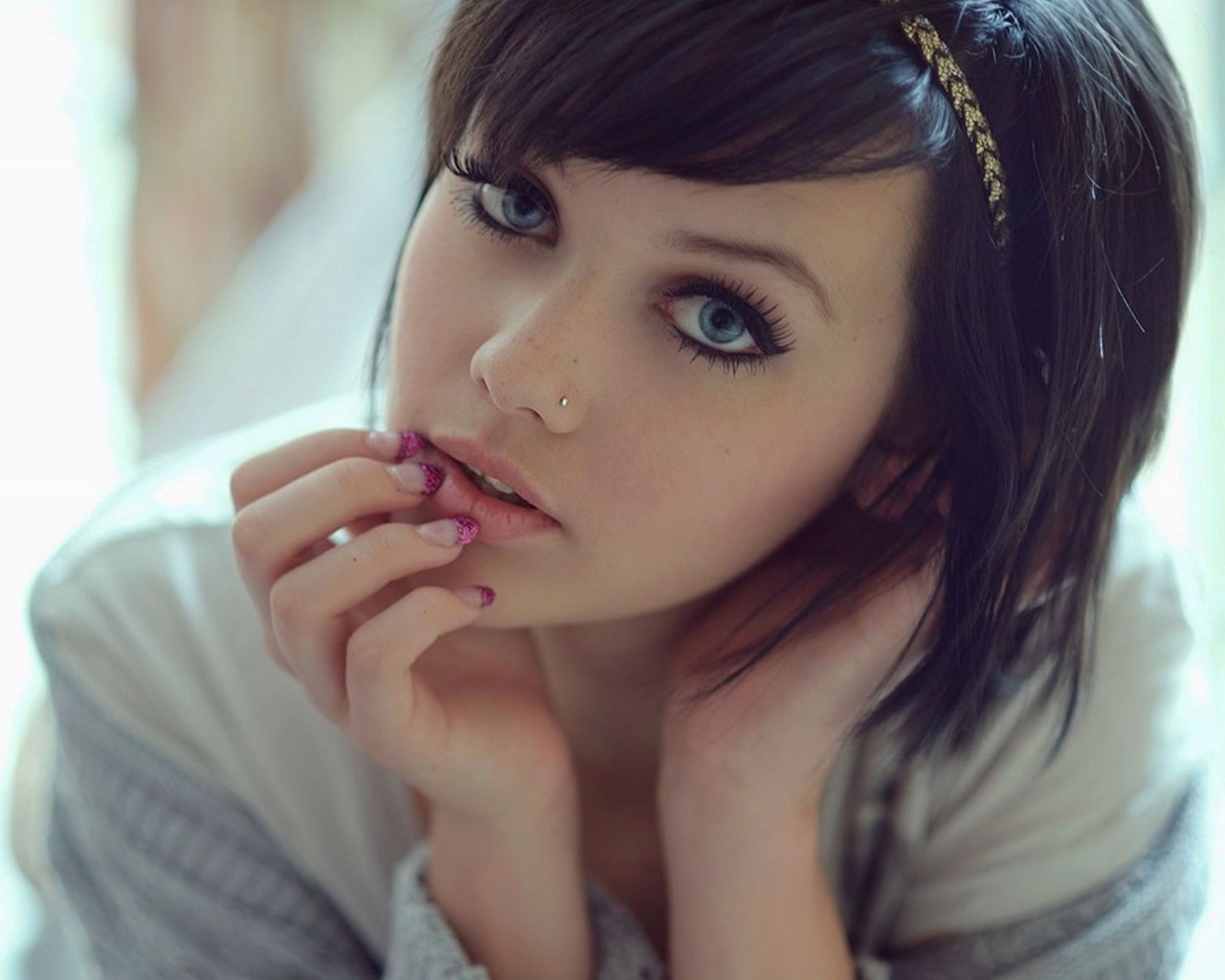 Задумчивая девушка обои