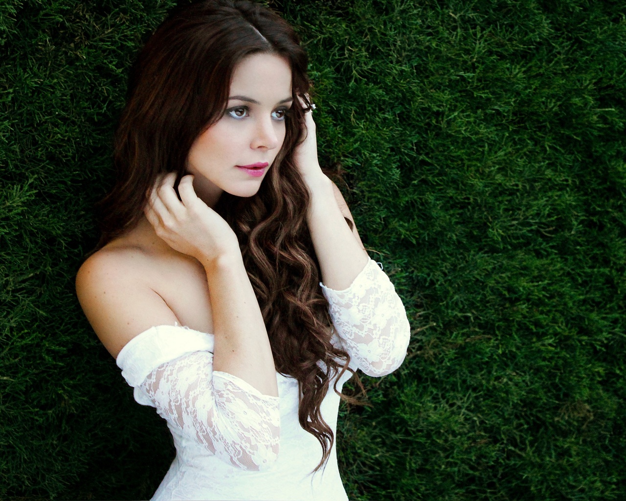 В белом платье обои