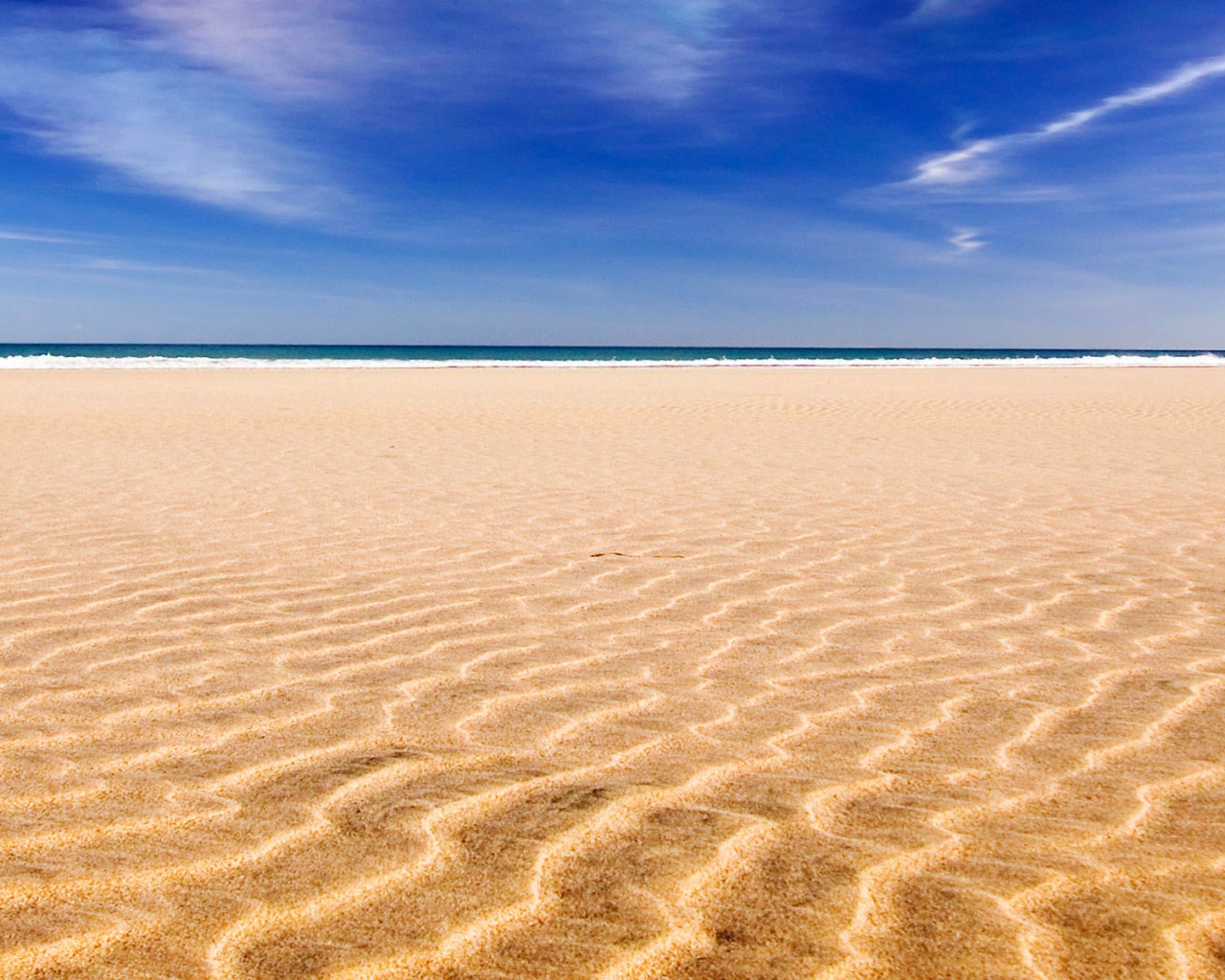 Пустыня на фоне моря обои