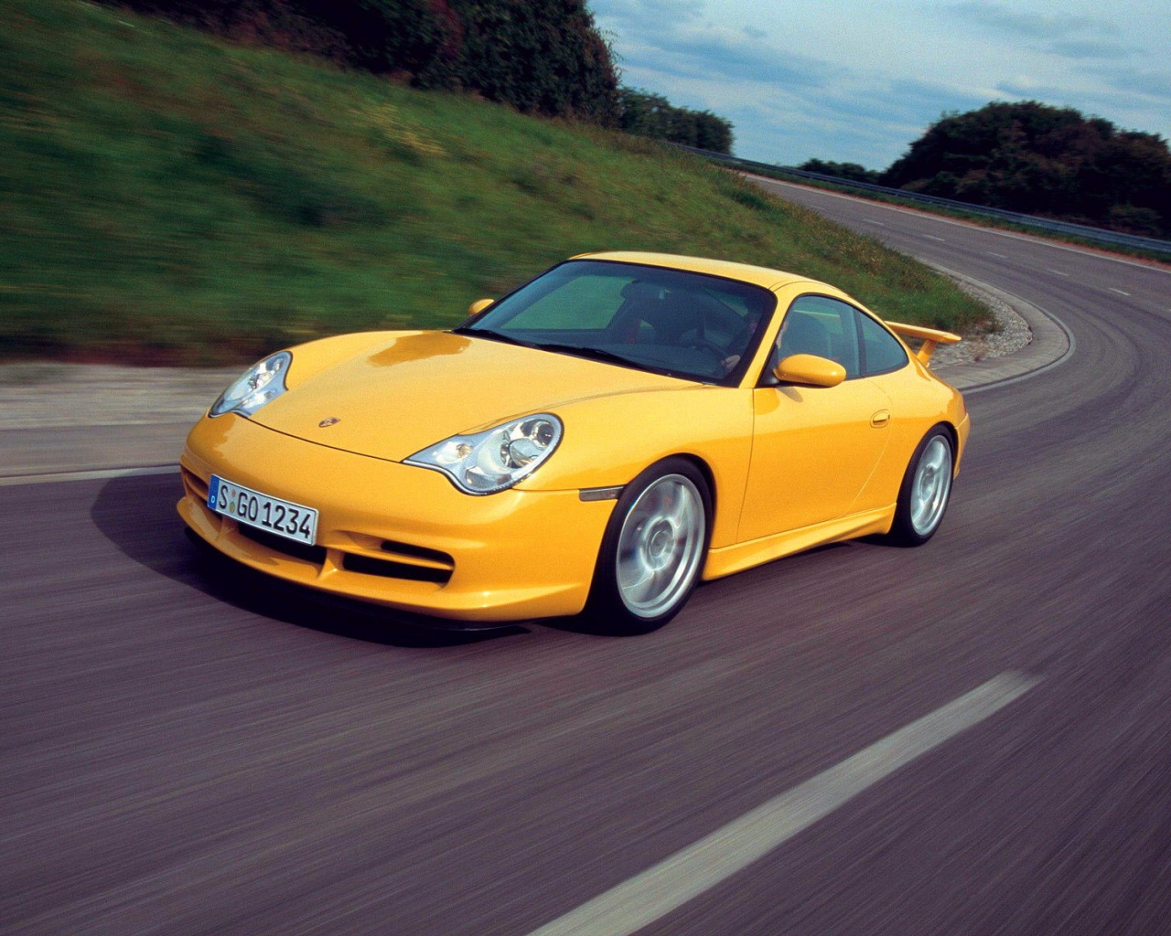 Желтый порш на повороте обои