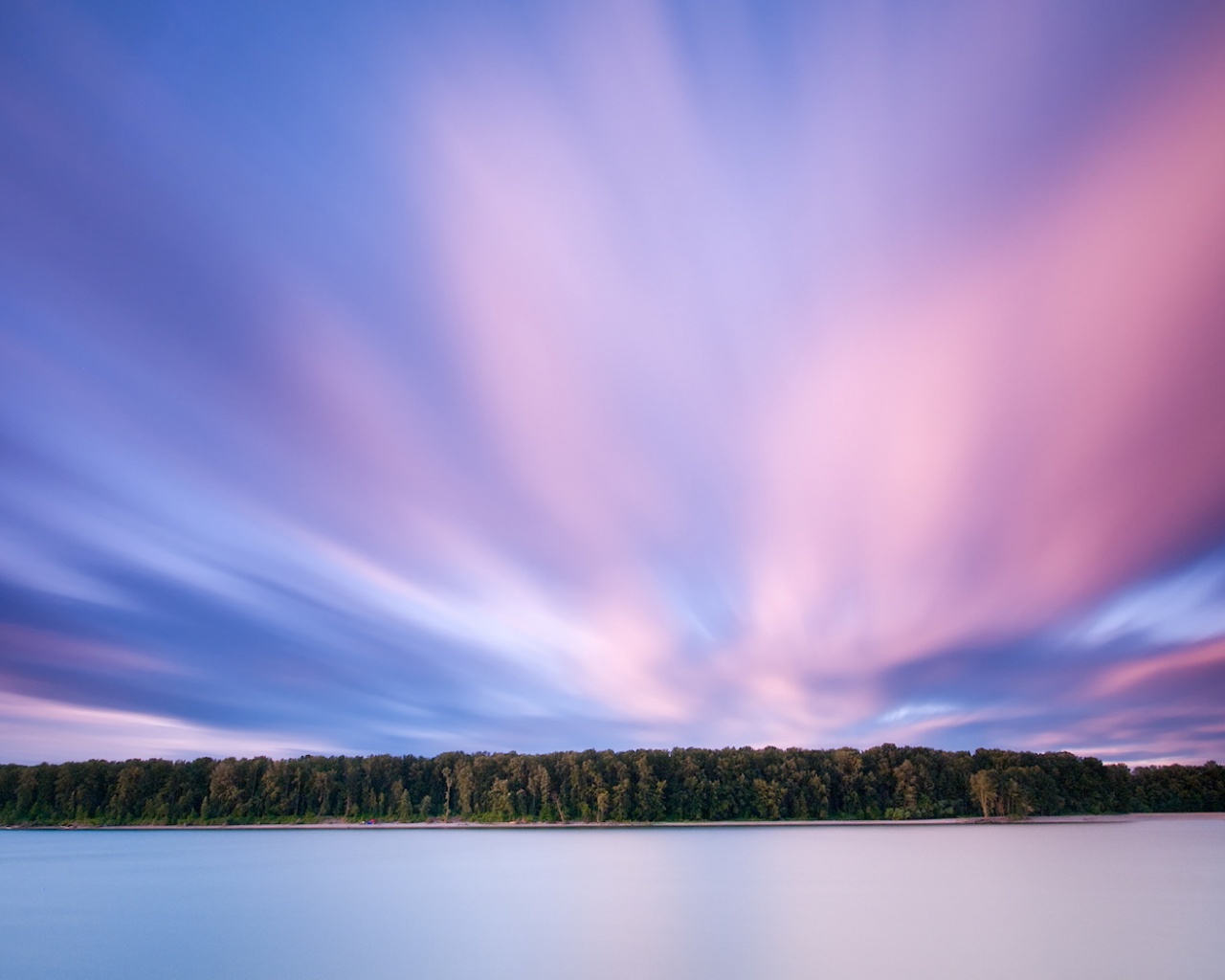 Вечернее небо над озером обои