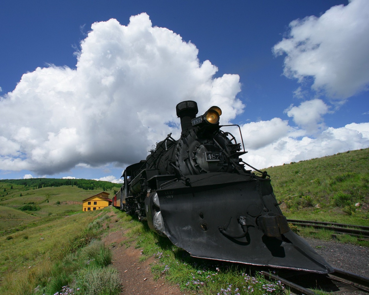 Паровоз на деревенской станции обои