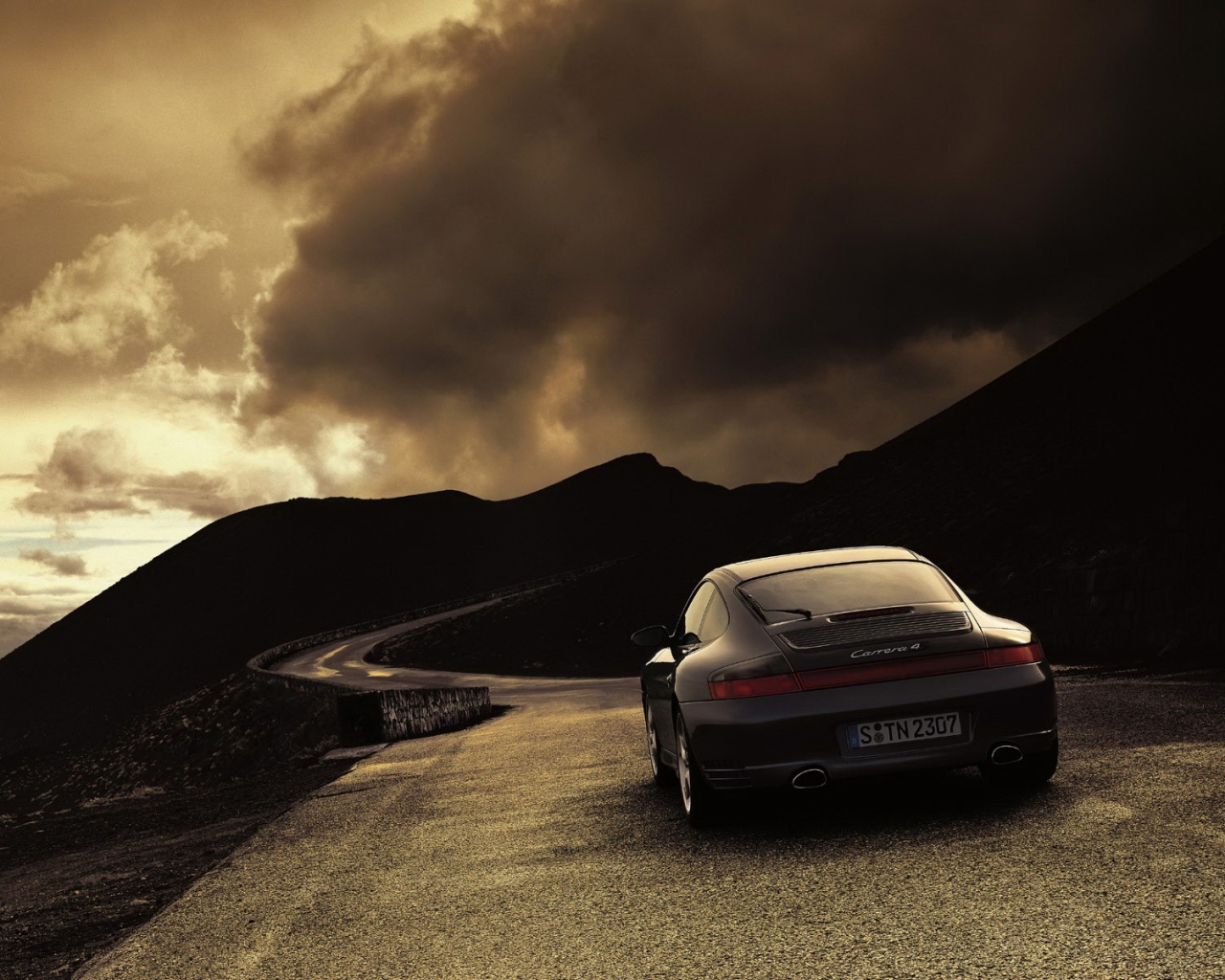 Черный Порше на горной дороге обои