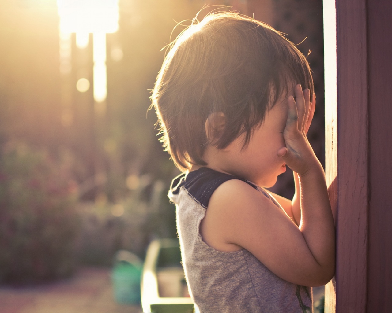 Малыш играет в прятки обои