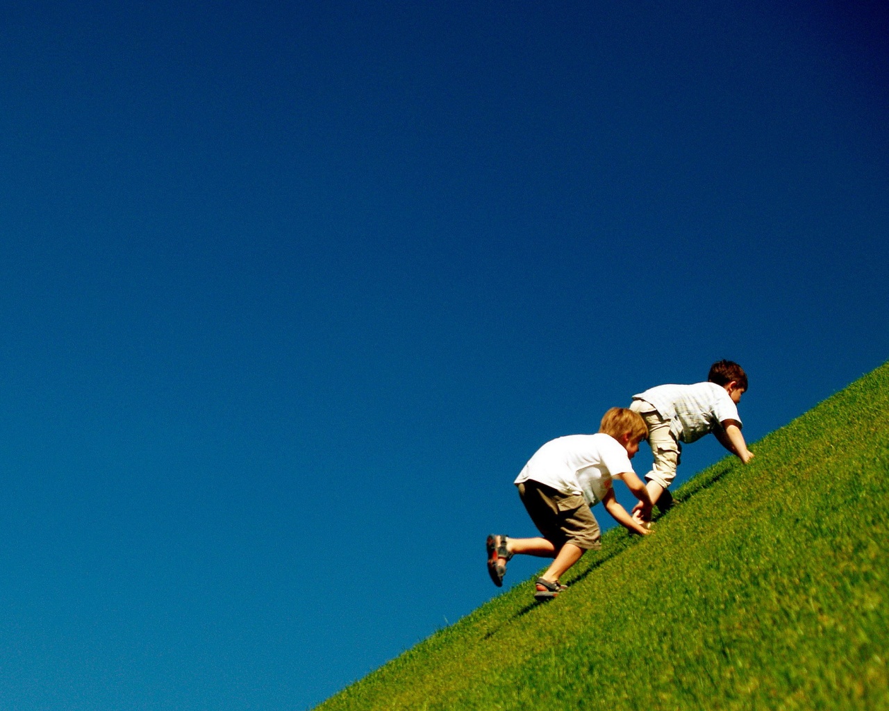 Дети взбираются в гору обои