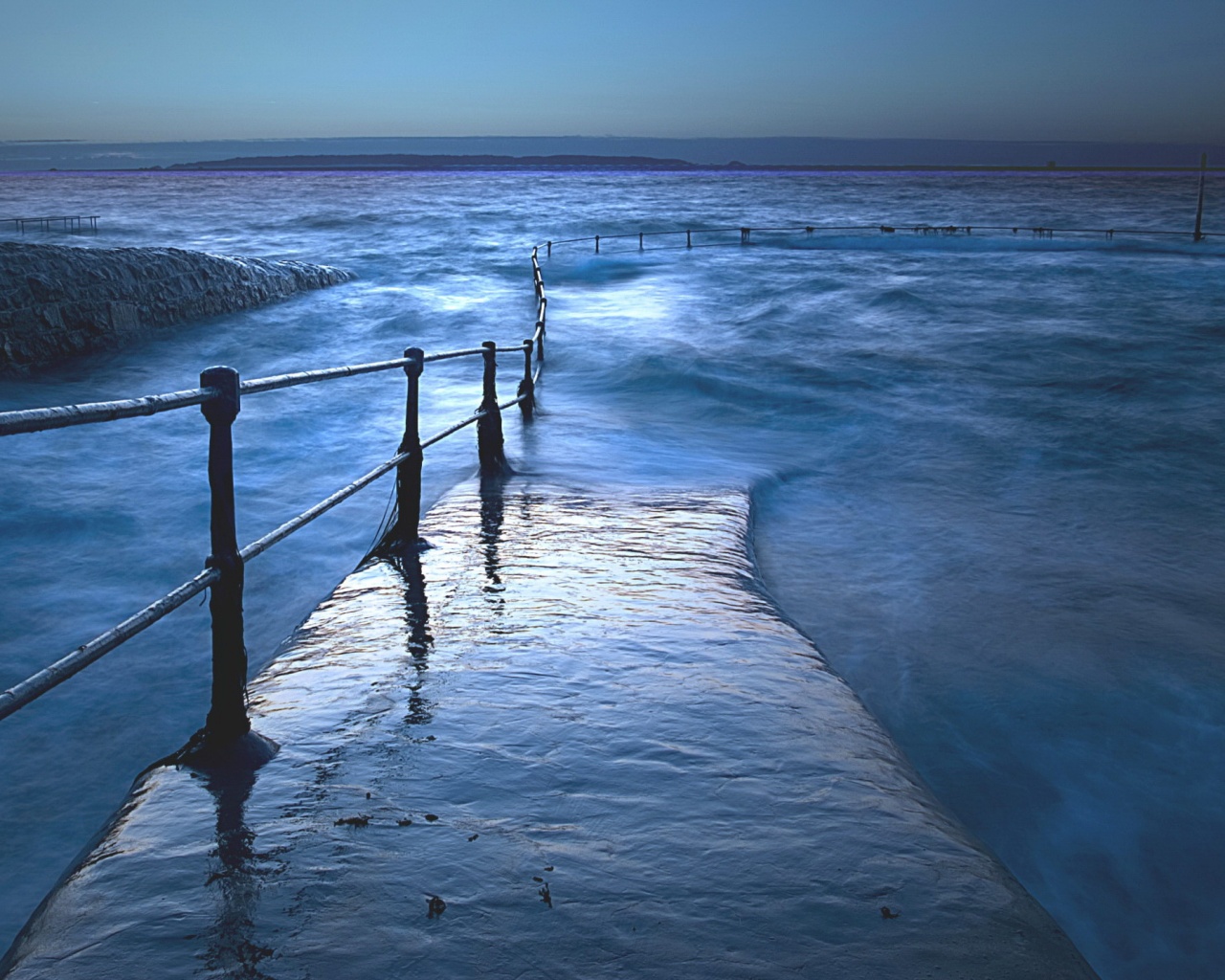 Пирс уходящий в море обои
