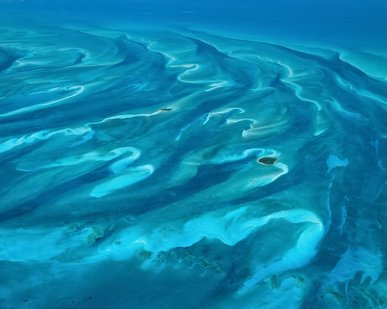 Остров среди лазурных рифов обои